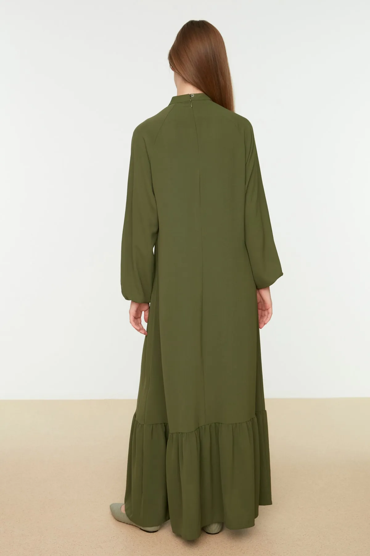 Trendyol Modest  Khakifarbenes, elastisches Aerobin-Gewebekleid mit Stehkragen und Ärmelenden TCTSS22EB0010