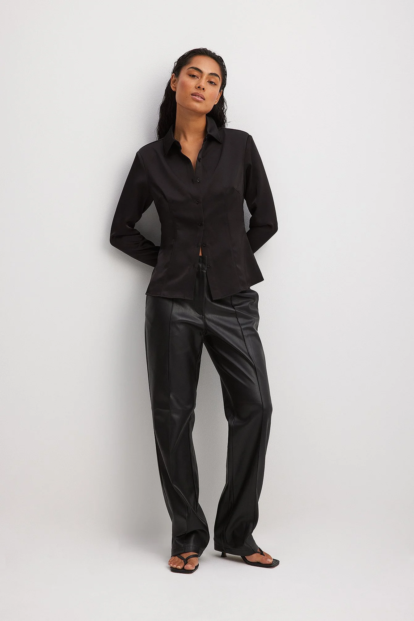 Satinbluse mit spitzen Schultern