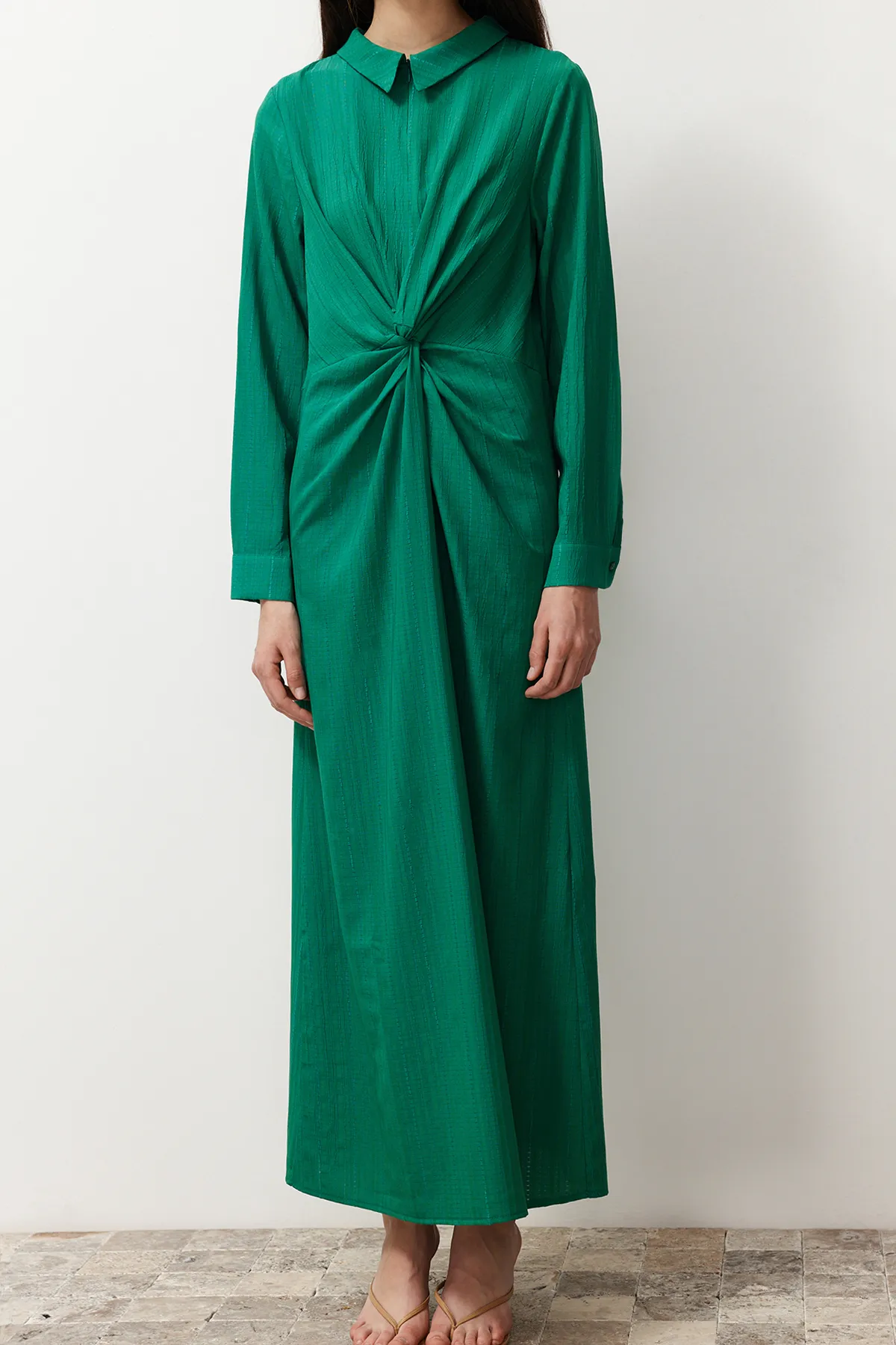 Trendyol Modest  Smaragdgrünes, detailliertes Webkleid mit Knoten vorne und Reißverschluss TCTSS23EB00137