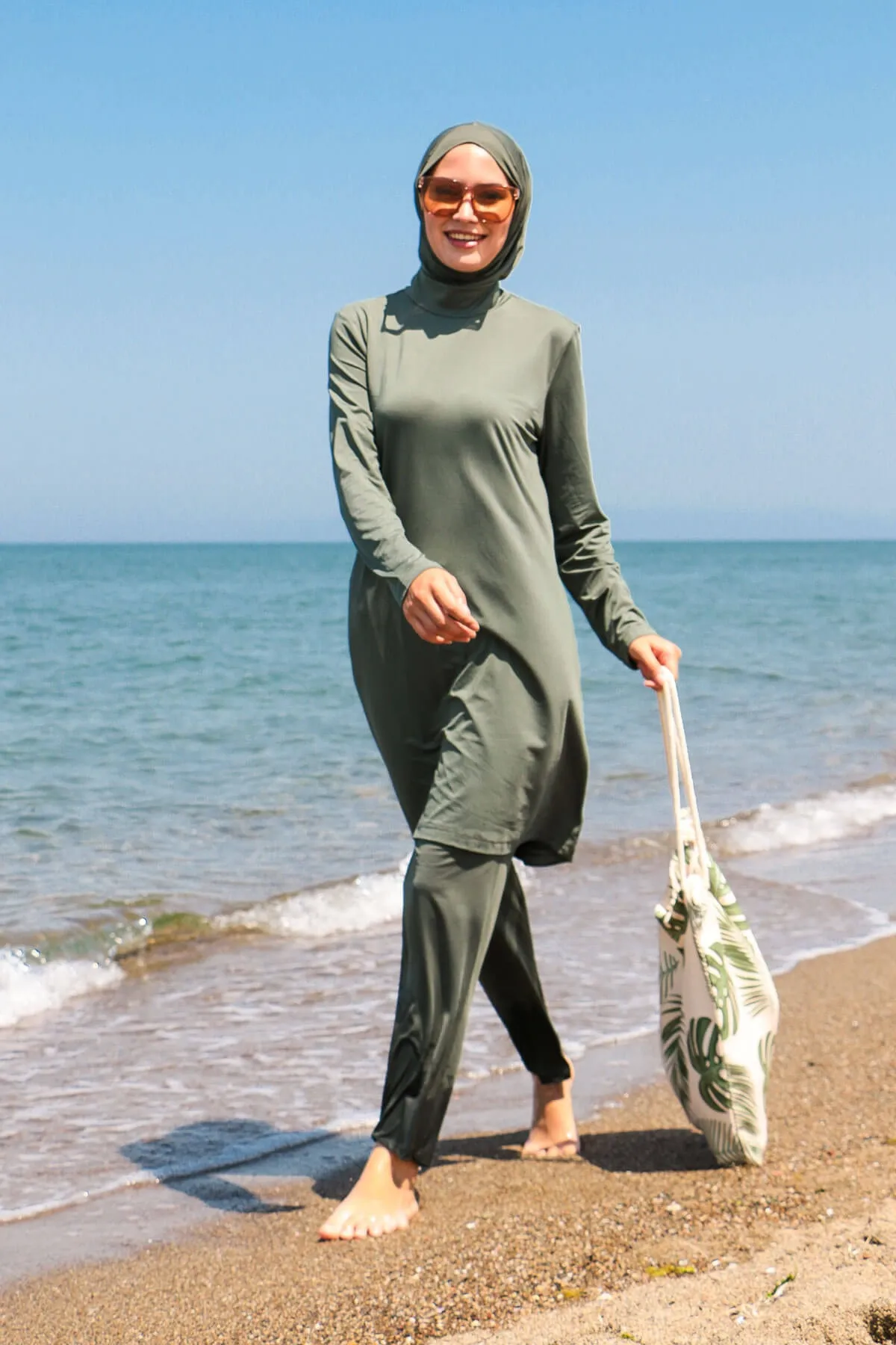 Marina  Dreiteiliger, vollständig bedeckter Hijab-Badeanzug in Khaki, 1969