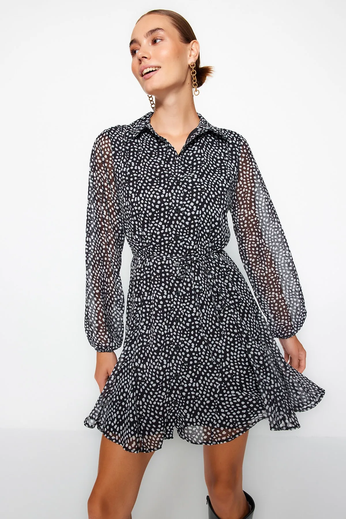 Trendyol Collection  Schwarzes, gepunktetes Mini-Hemdkleid aus gewebtem Chiffon mit Futter TWOAW24EL00247
