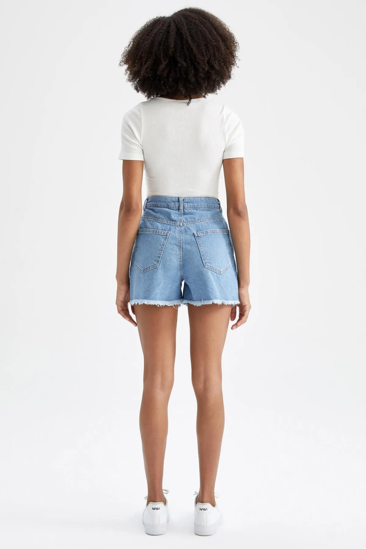 DeFacto  Mom-Fit-Jeans mit hoher Taille und Cut-Toe-Shorts aus 100 % Baumwolle