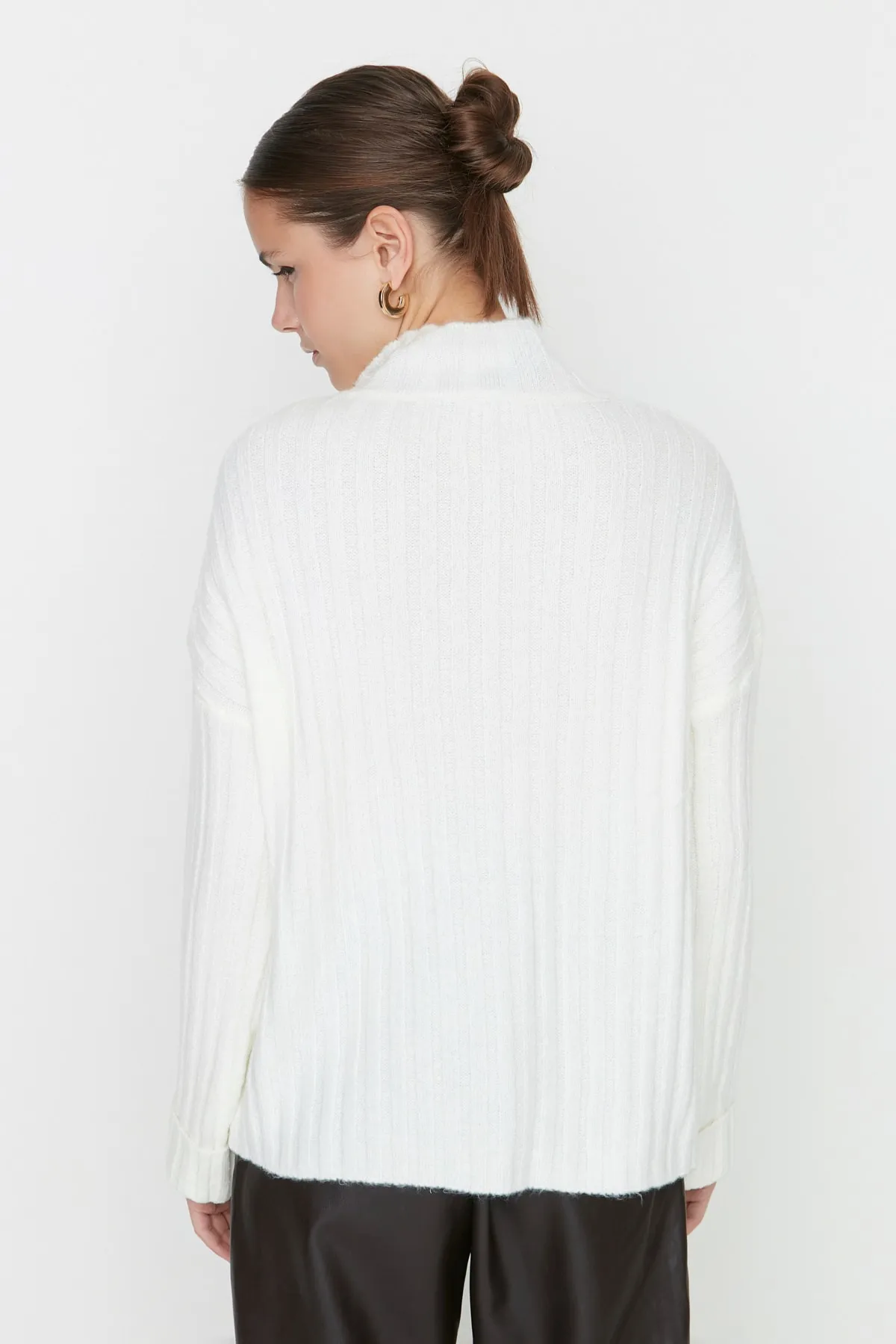 Trendyol Collection  Ecrufarbener, weich strukturierter Strickpullover mit Stehkragen und weiter Passform TWOAW21KZ0783