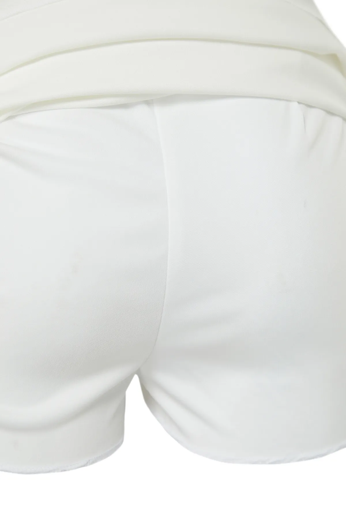 Trendyol Collection  Weißer, geschlitzter, detaillierter, gewebter Shorts-Rock in Minilänge mit Gürtel TWOSS24SR00046