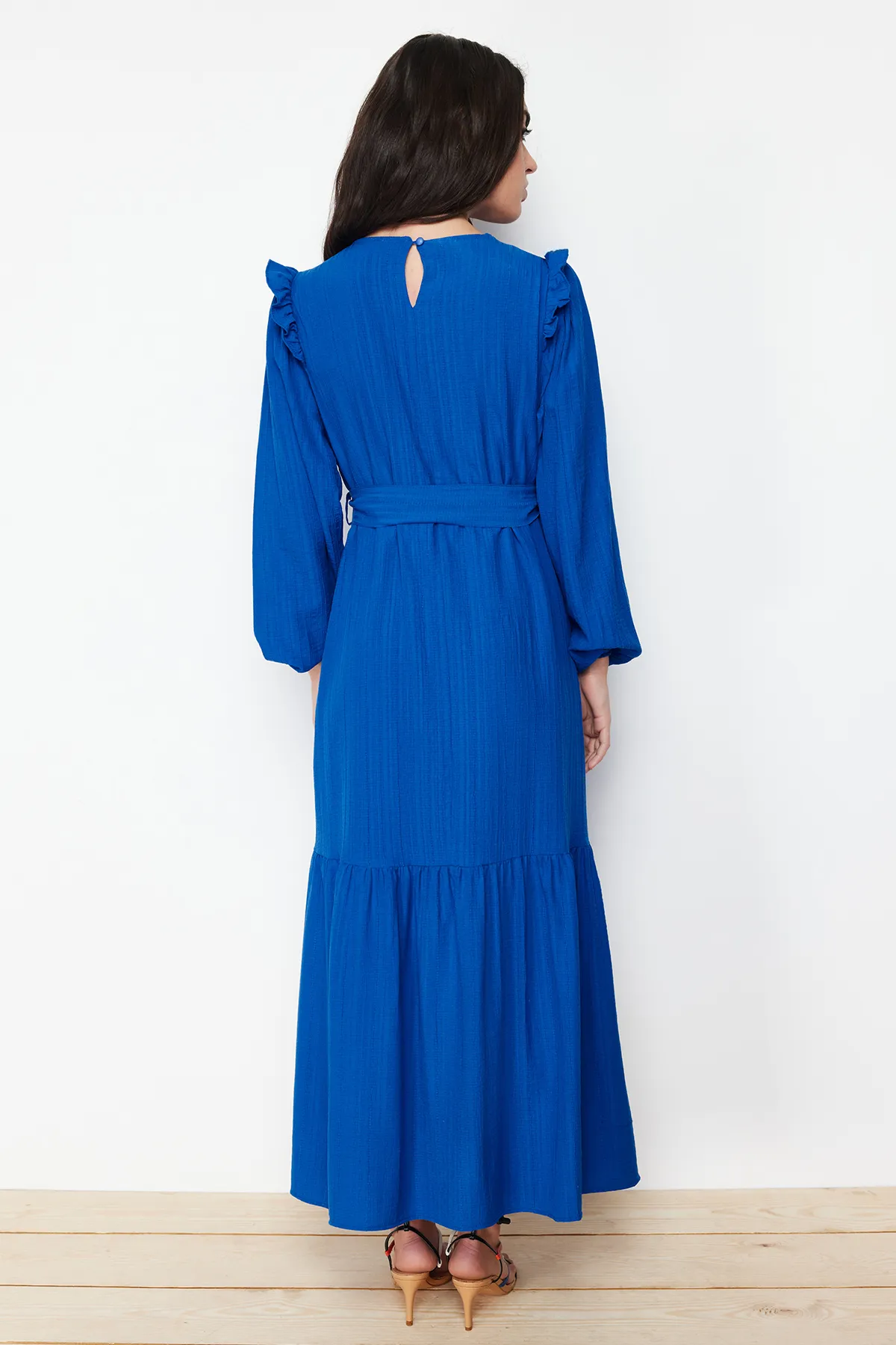 Trendyol Modest  Blauer Rüschenrock mit Gürtel und Volants, gefüttertem Viskose-Mischgewebe-Kleid TCTSS23EB00290