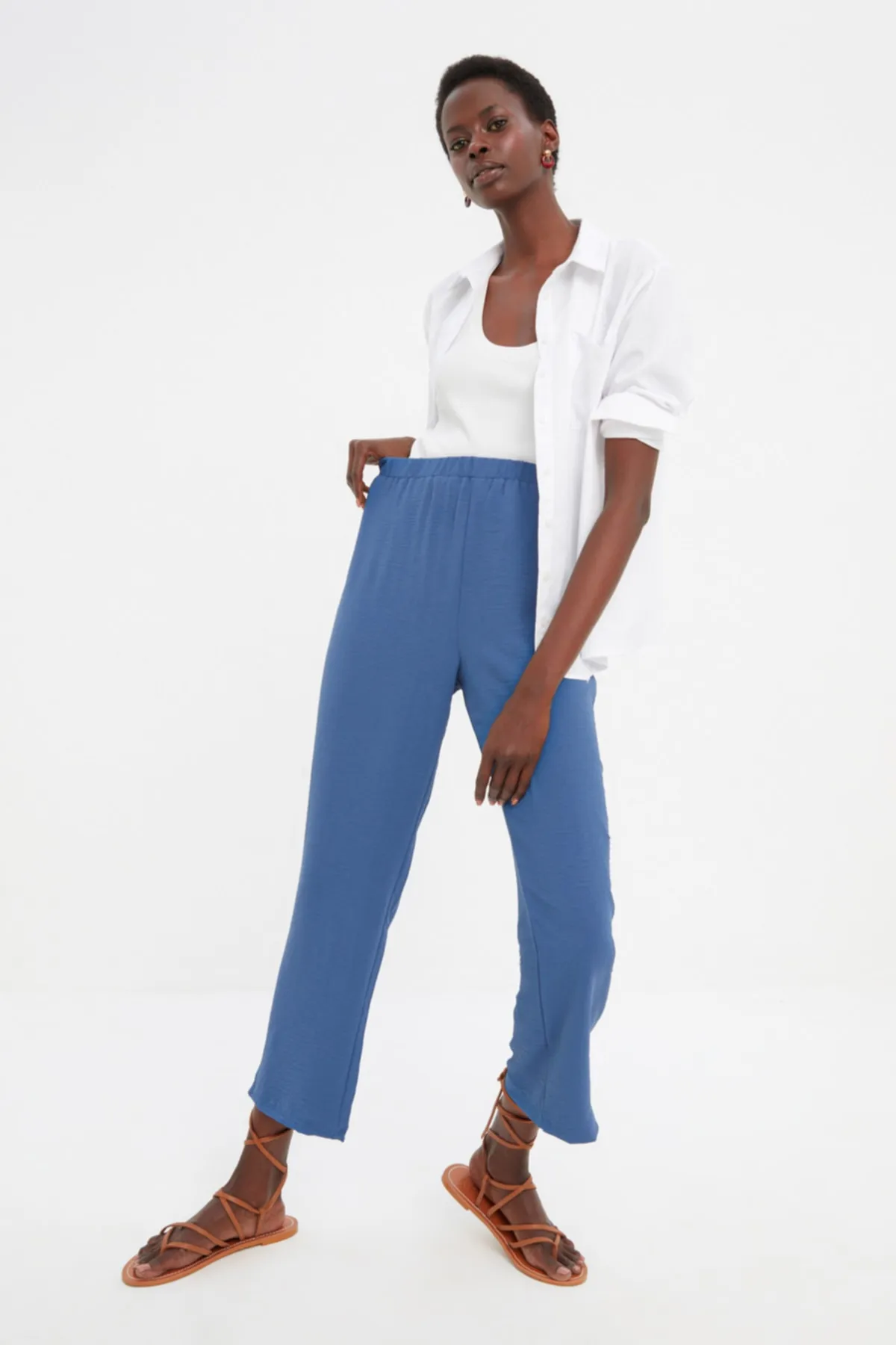 Trendyol Collection  Marineblaue, gerade geschnittene, gewebte Hose mit hoher Taille und elastischem Bund TWOSS22PL00029