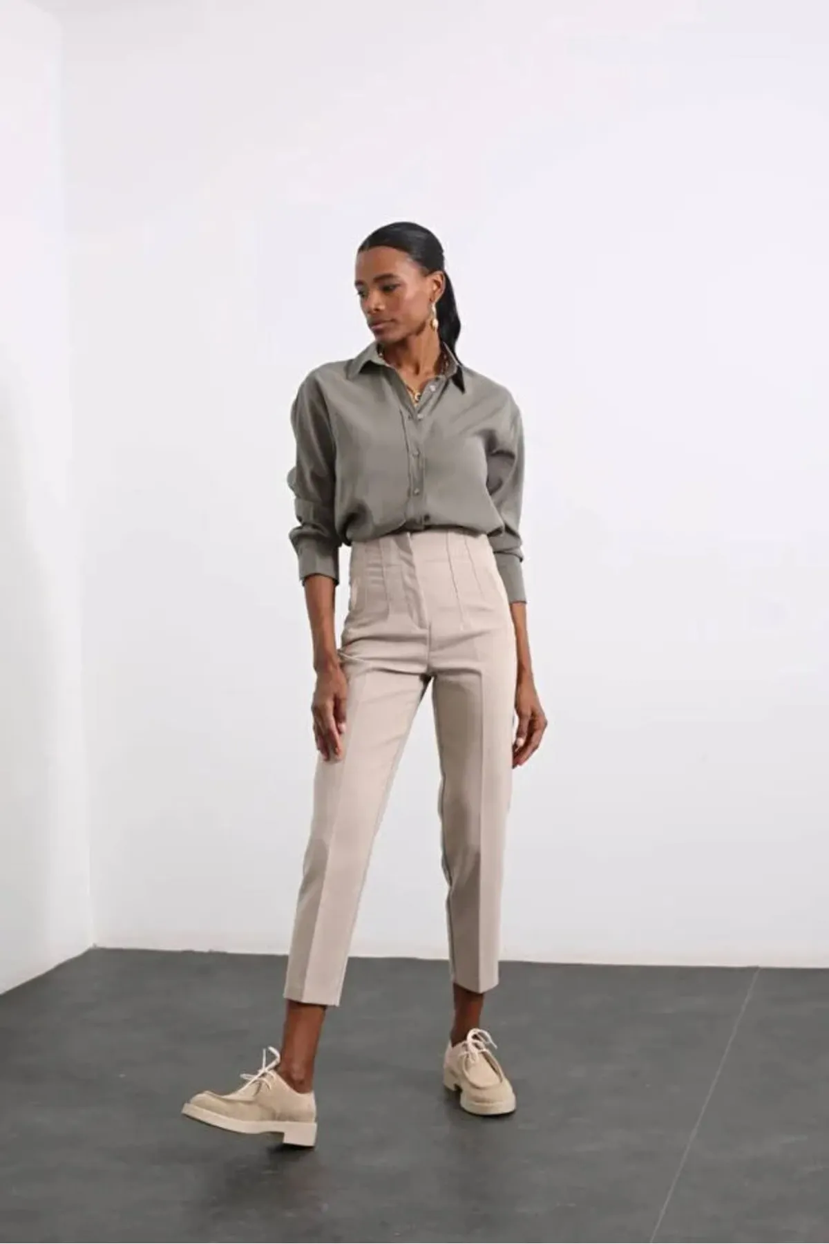 Laluvia  Steinfarbene Stoffhose mit hoher Taille und flacher Vorderseite