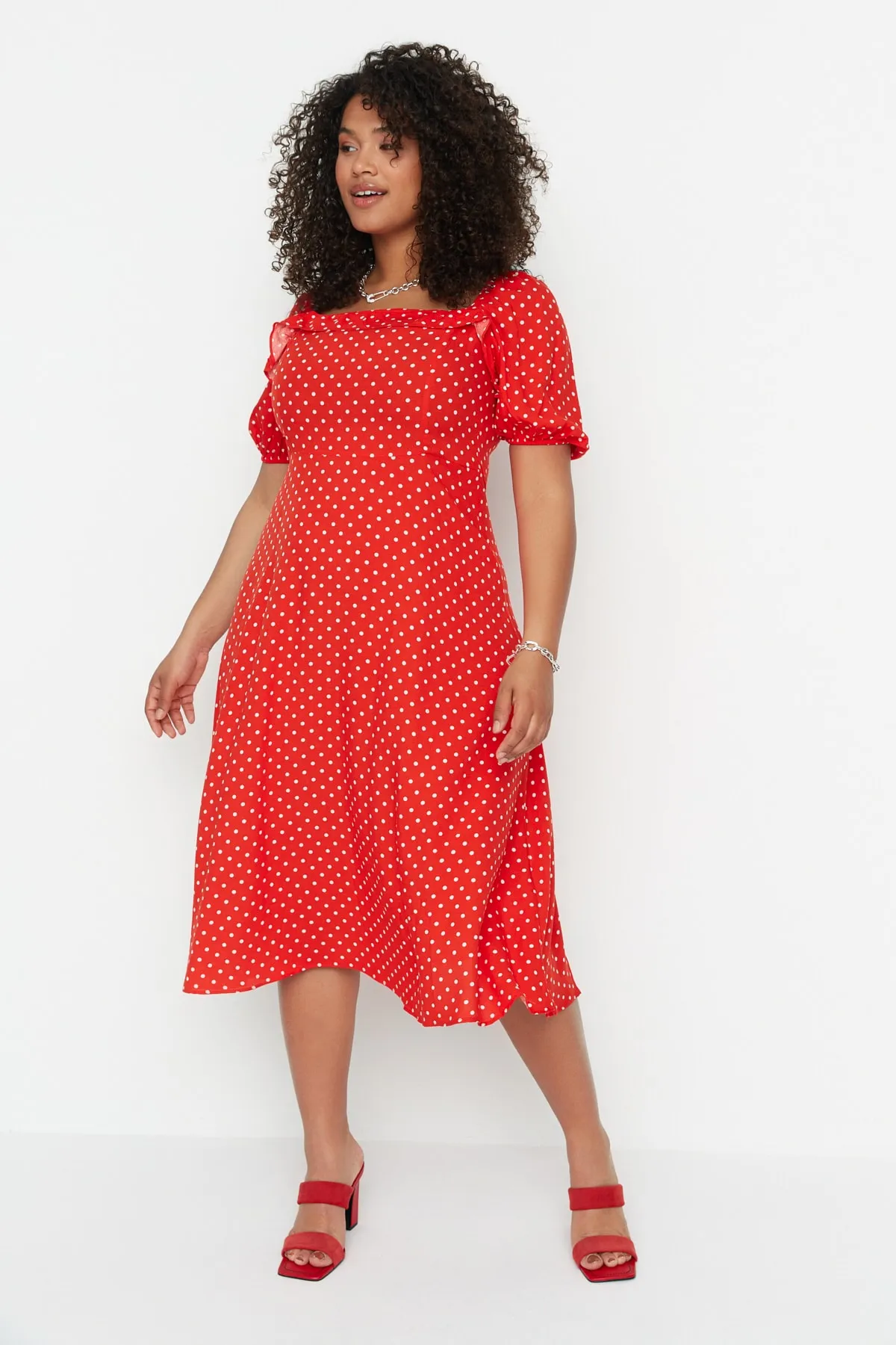 Trendyol Curve  Rotes gewebtes Kleid mit Tupfenmuster TBBSS22EL1712