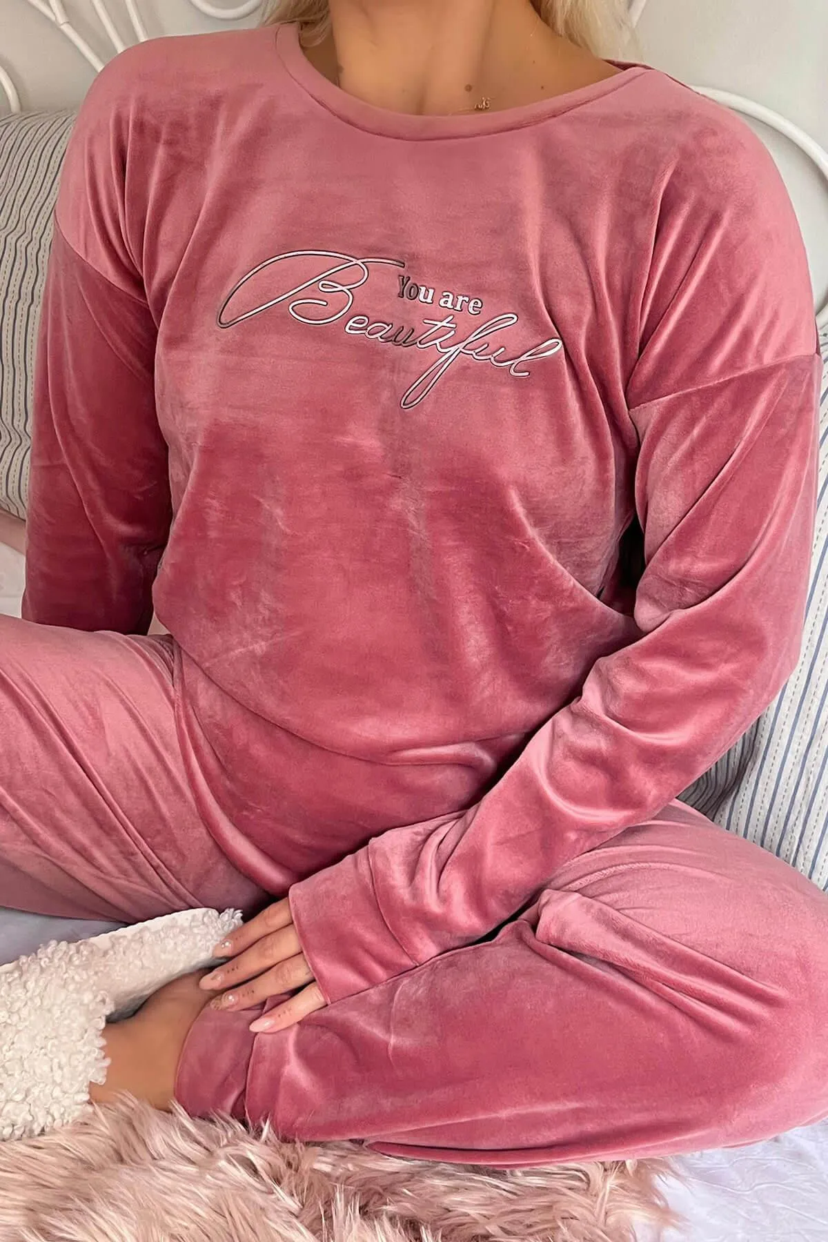 Pijamaevi  Rosafarbenes, wunderschön gemustertes, exklusives Samt-Pyjama-Set für Damen