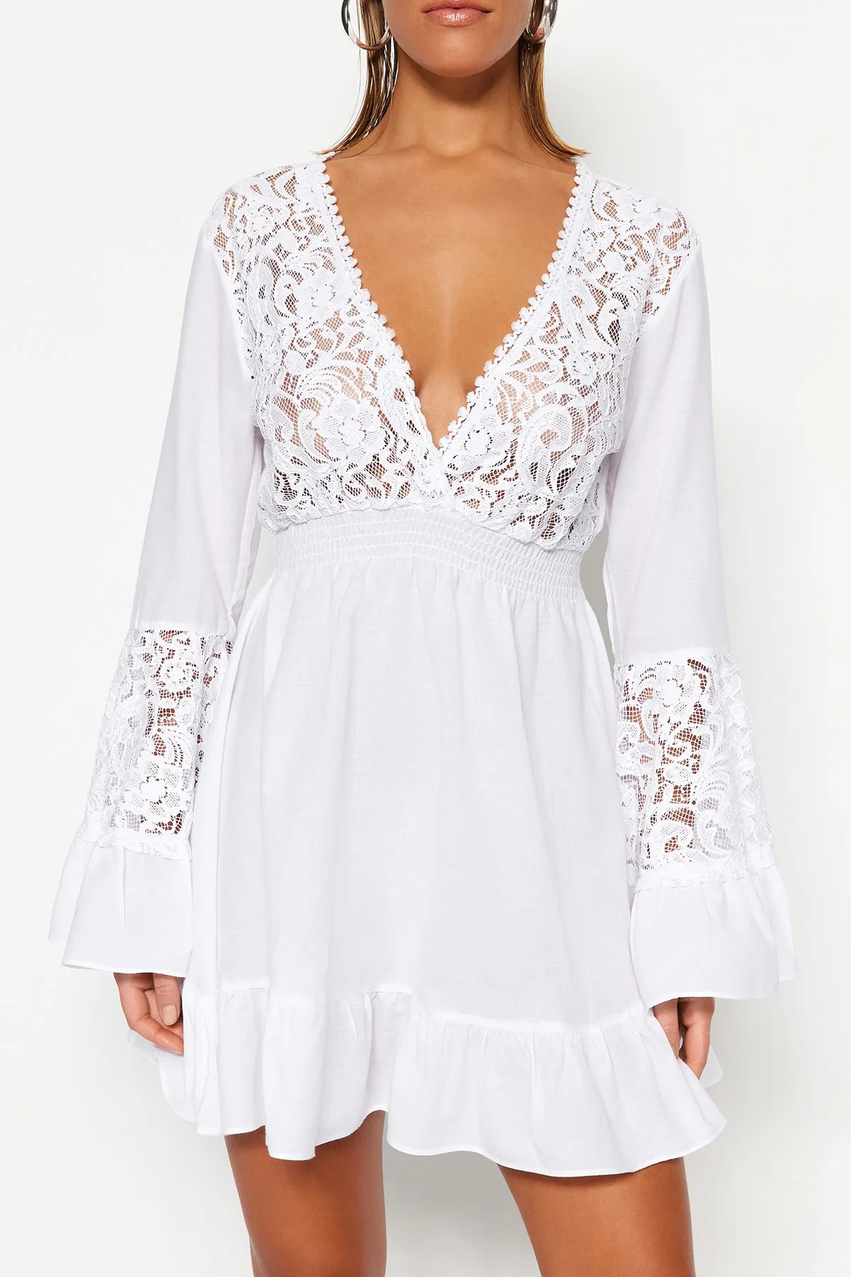 Trendyol Collection  Weißes Mini-Strandkleid aus gewebter Spitze aus 100 % Baumwolle TBESS23EL00048