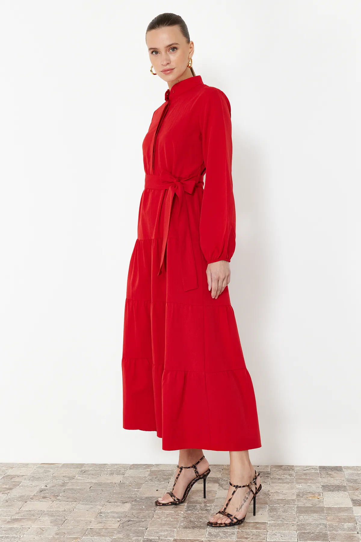 Trendyol Modest  Rotes gewebtes Kleid mit Gürtel, dominantem Kragen und Knopfdetail TCTSS21EL3343