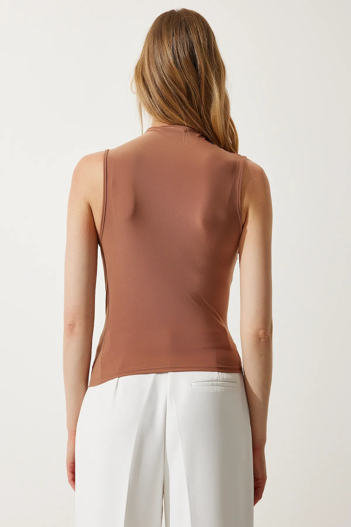 Happiness İstanbul  Milchbraune, geraffte, ärmellose Sandy-Strickbluse für Damen Lİ00108