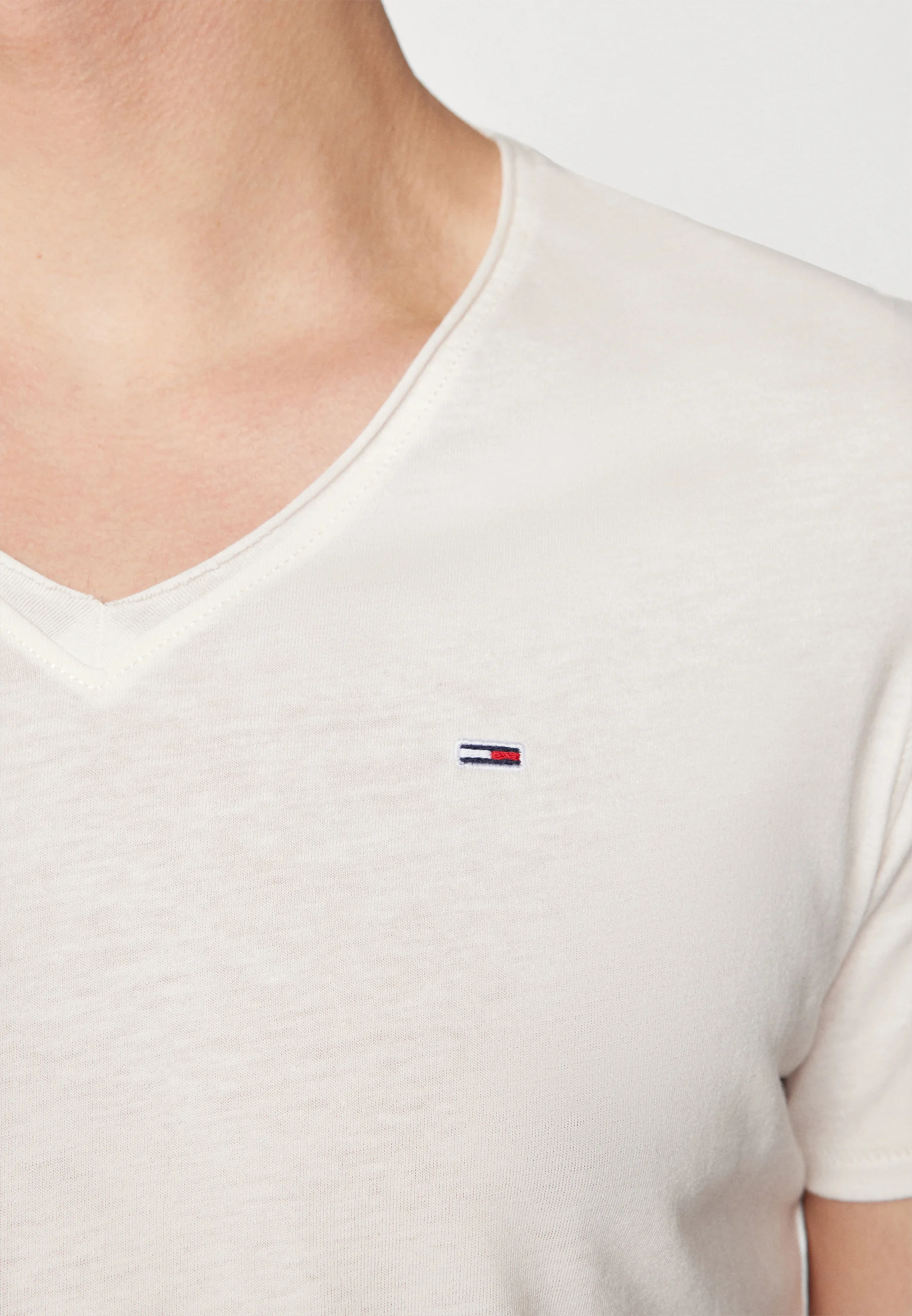 Tommy Jeans SLIM JASPER CUELLO EN V - Camiseta básica