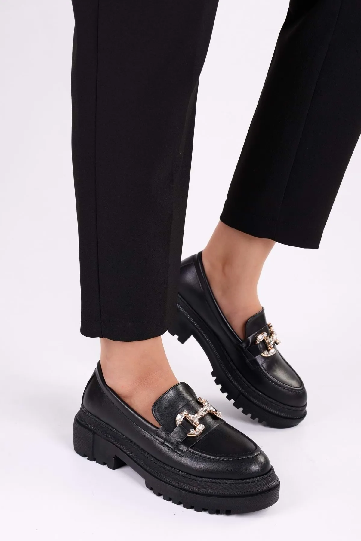 Shoeberry  Lucie Daily Loafer für Damen in schwarzer Haut mit Steinschnalle