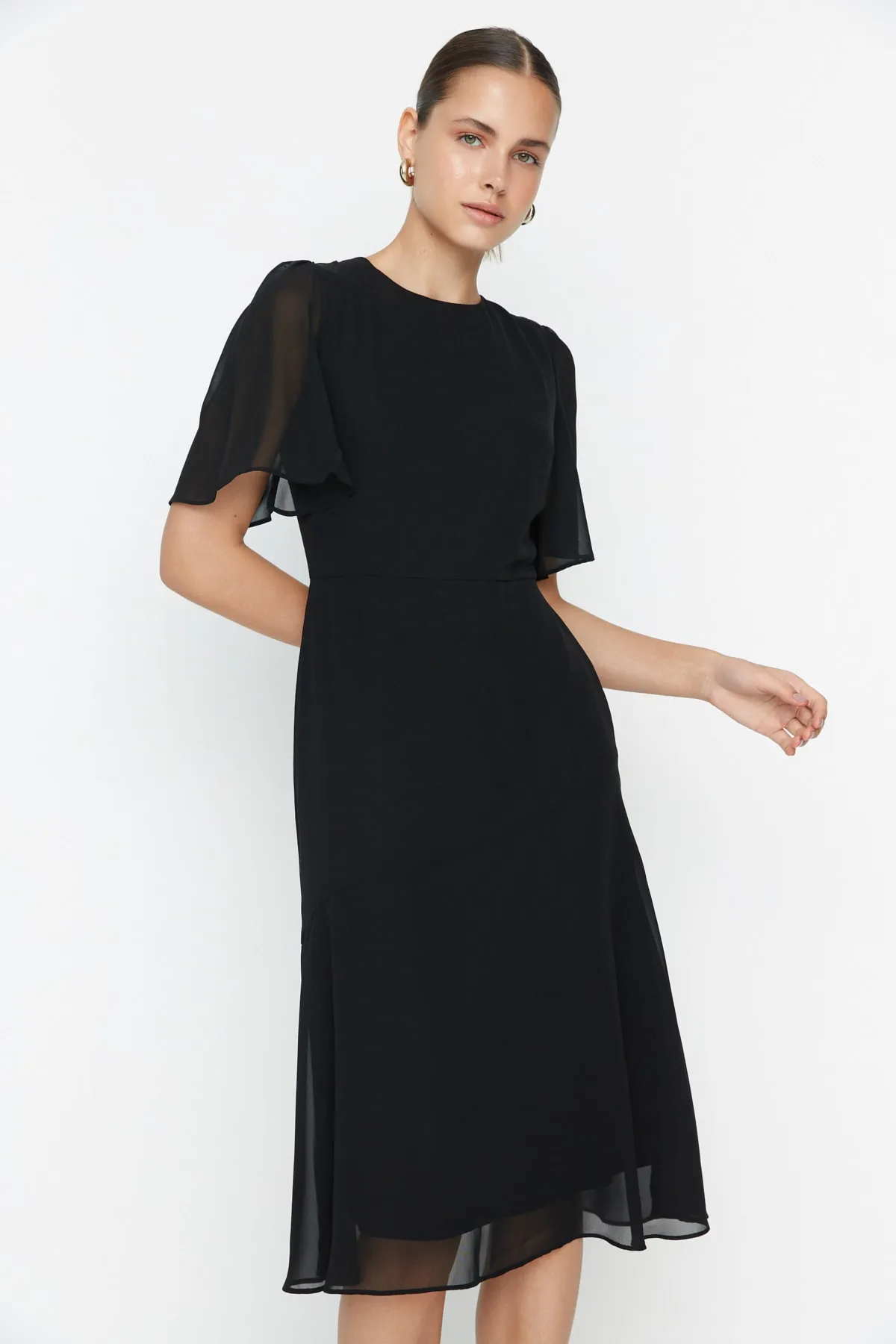 Trendyol Collection  Schwarzer Rock, Volant, Chiffon-gefüttertes Midi-Webkleid TWOSS22EL00733