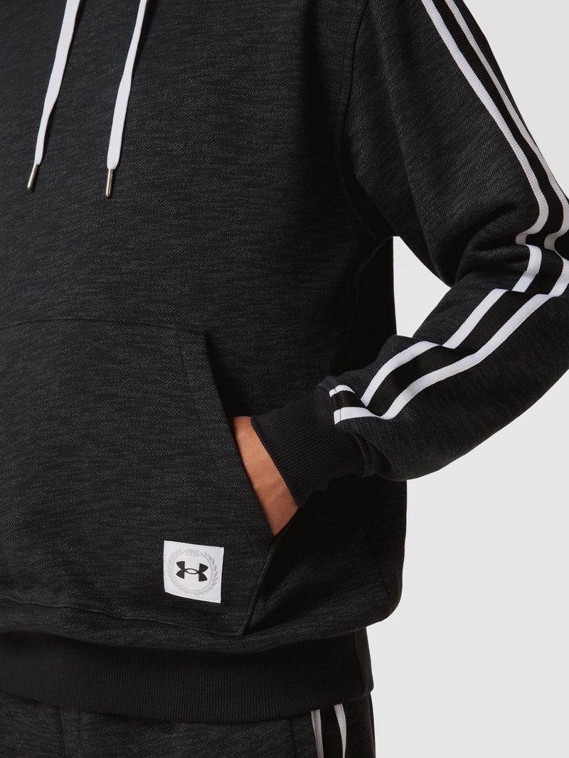 Hoodie mit Label-Patch in schwarz