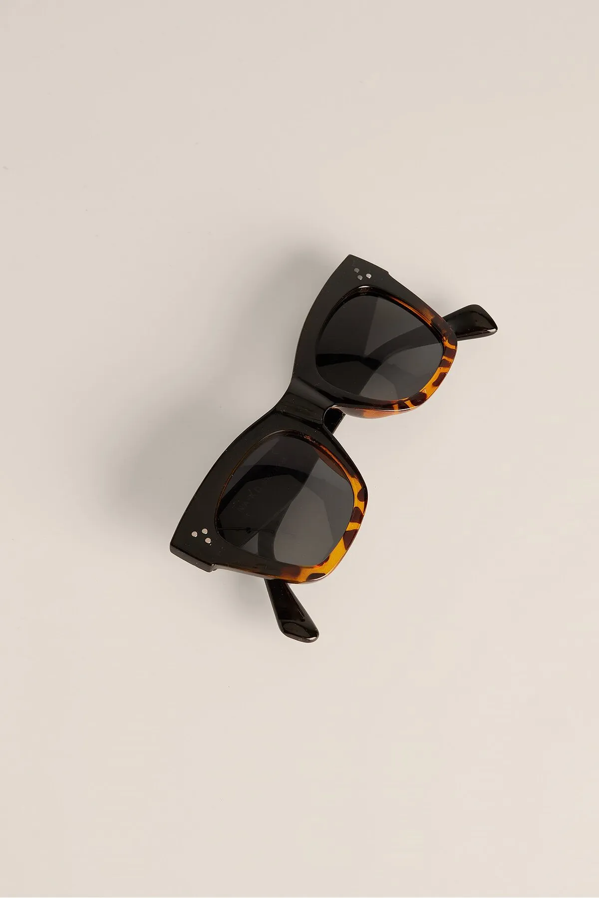 NA-KD  Zweifarbige Cateye-Sonnenbrille