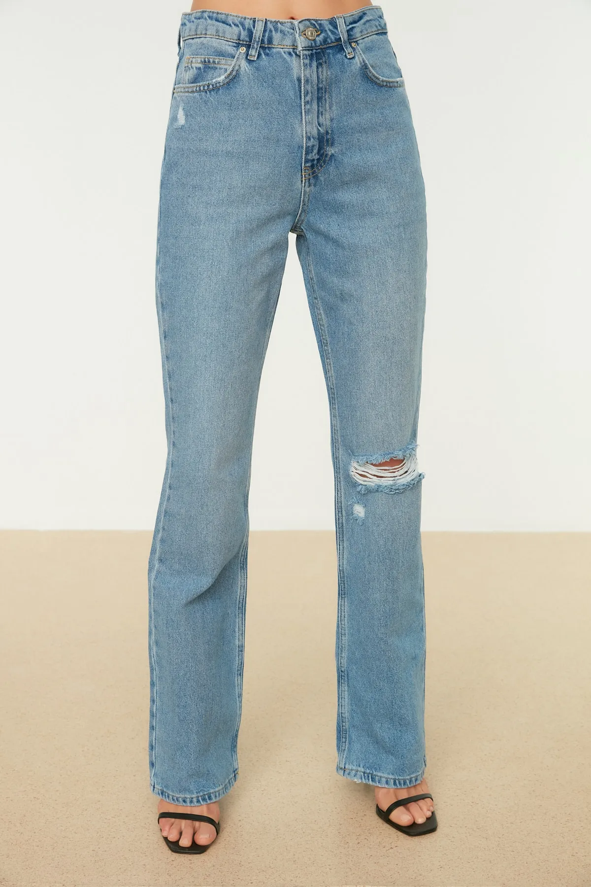 Trendyol Collection  Blaue Schlagjeans mit zerrissenem Detail und hoher Taille TWOSS22JE0440