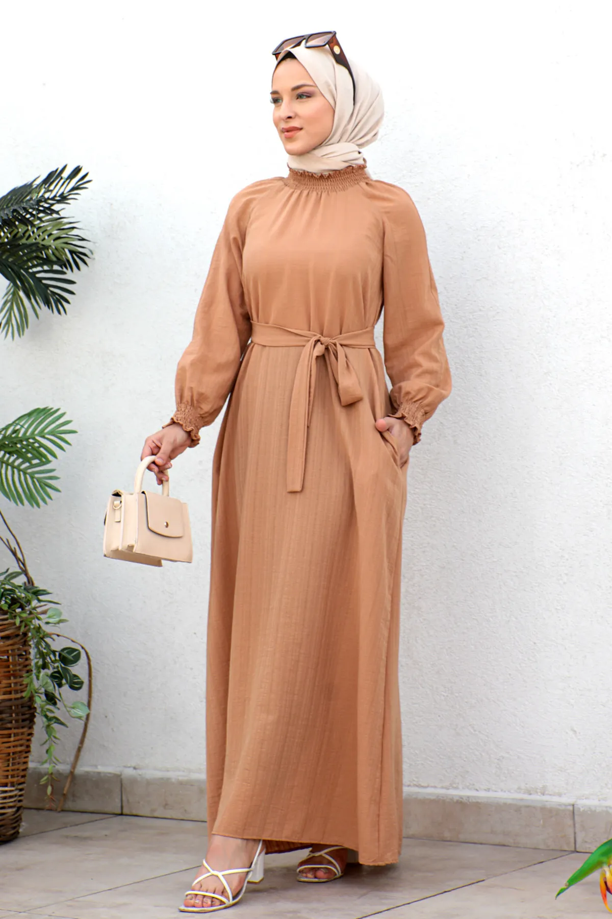 Tesettür Dünyası  Gipe Detailliertes Hijab-Kleid Tsd221204 Tan