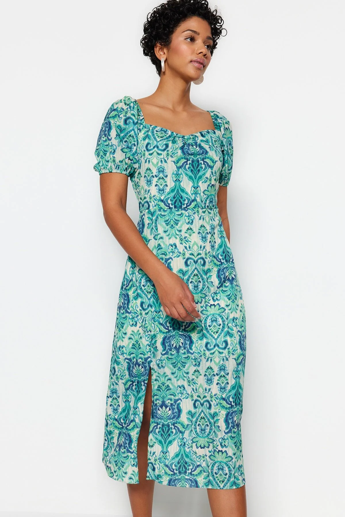 Trendyol Collection  Grünes gemustertes Midi-Webkleid mit quadratischem Ausschnitt und Schlitz TWOSS23EL01846