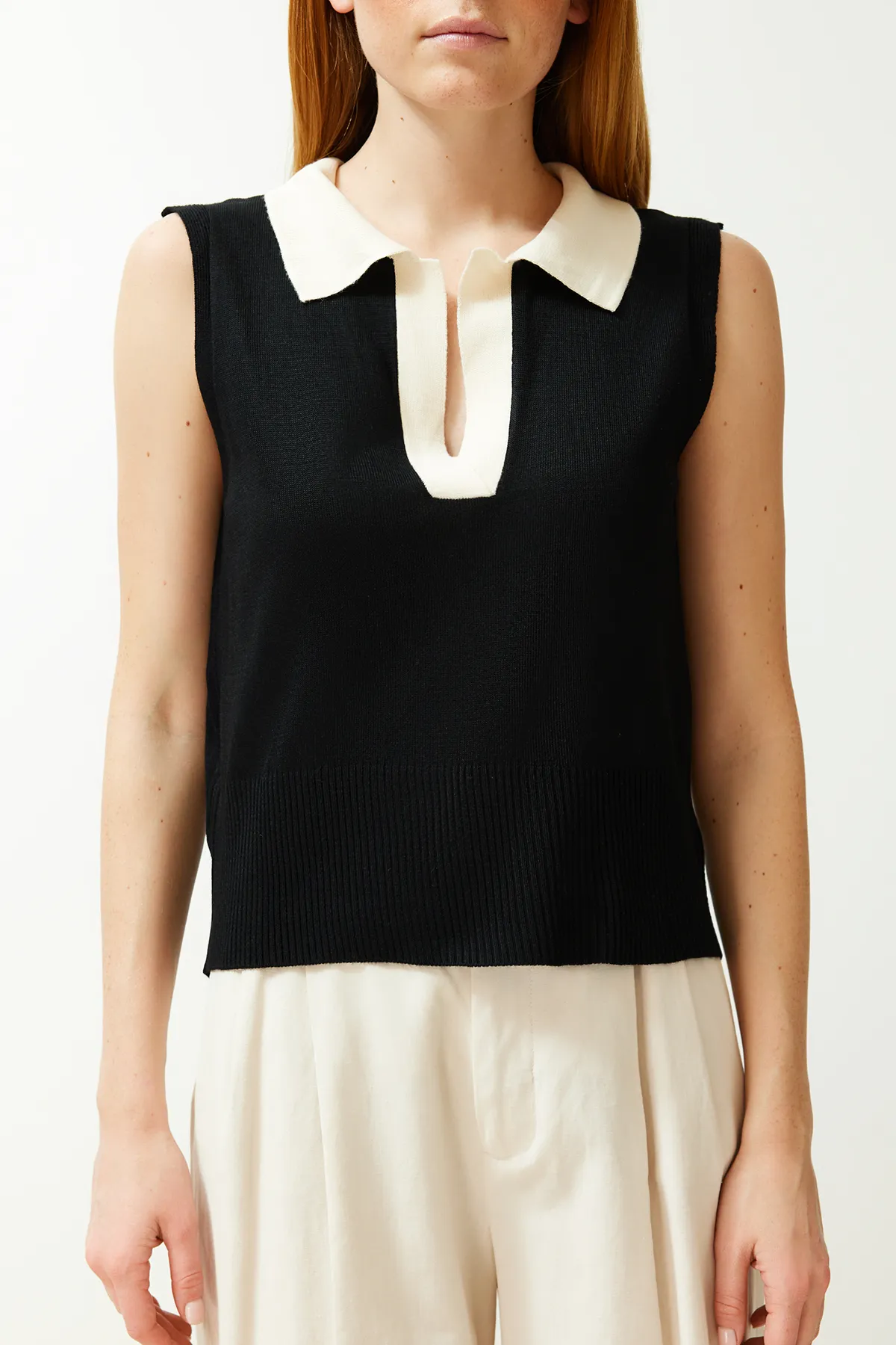 Trendyol Collection  Ecrufarbene Strickbluse im Polokragen-T-Shirt-Look TWOSS24BZ00273