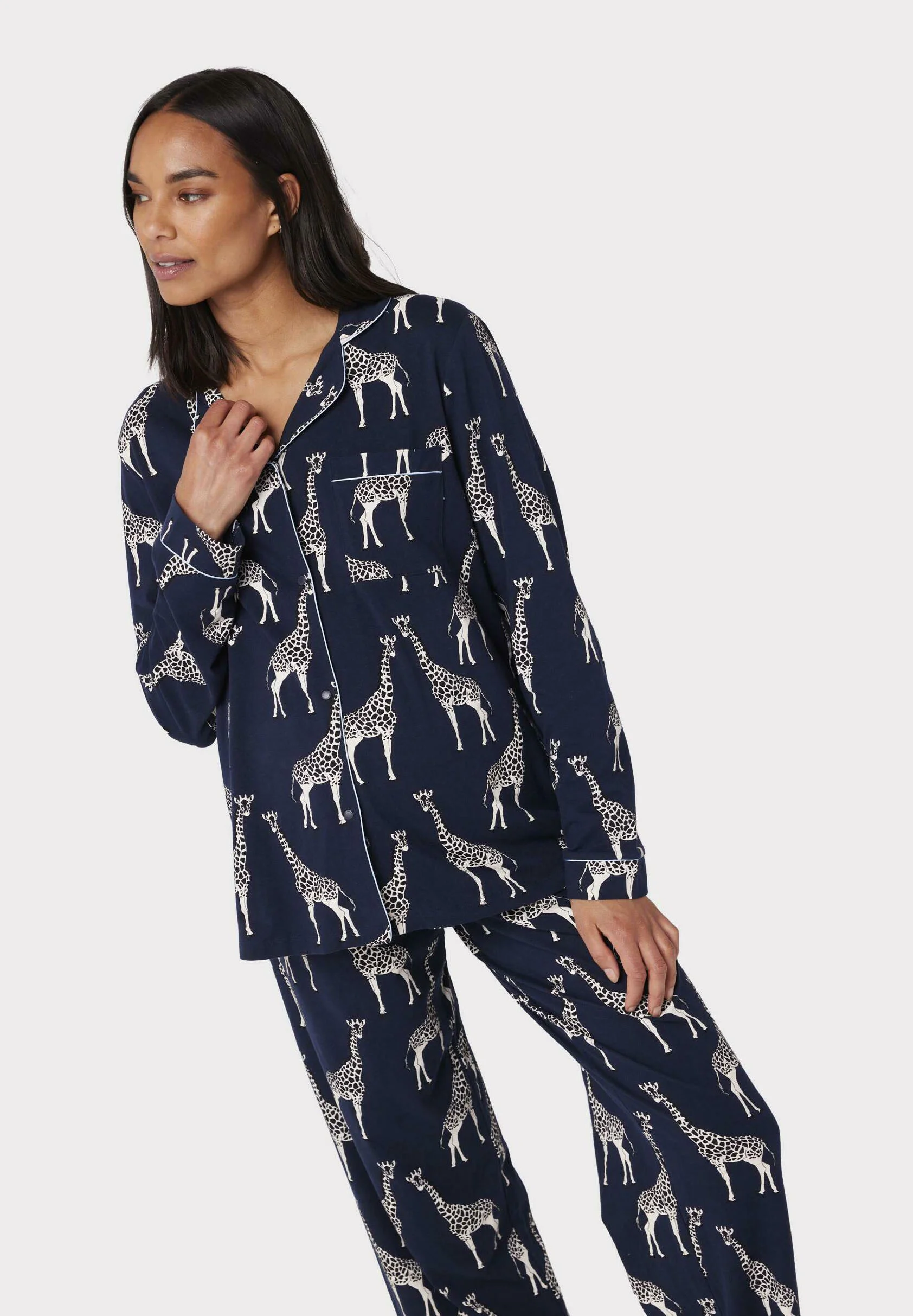 Conjunto de pijama con estampado de jirafa de Chelsea Peers