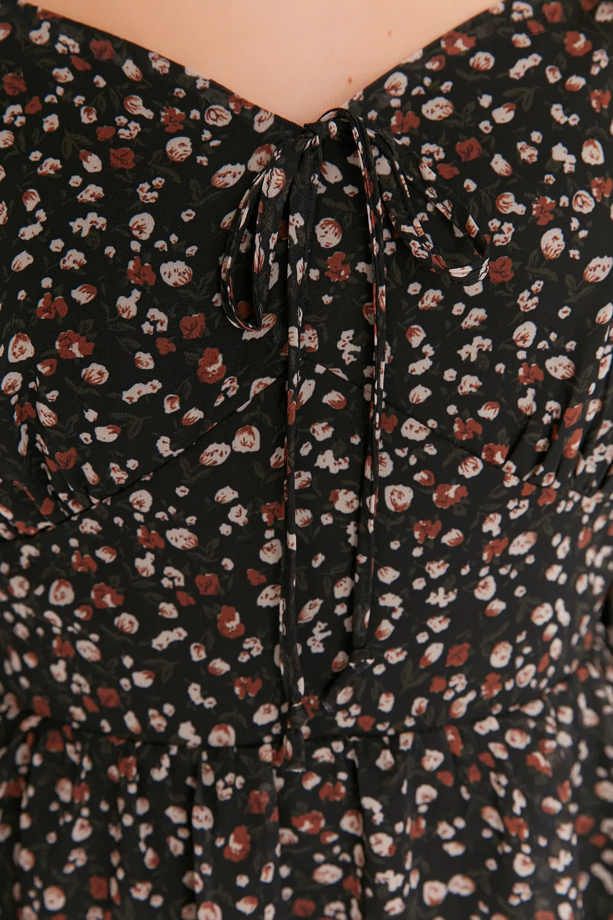 Trendyol Collection  Schwarzes, mit Volants und Chiffon gefüttertes, gewebtes Kleid mit Taillenöffnung TWOAW23EL01455