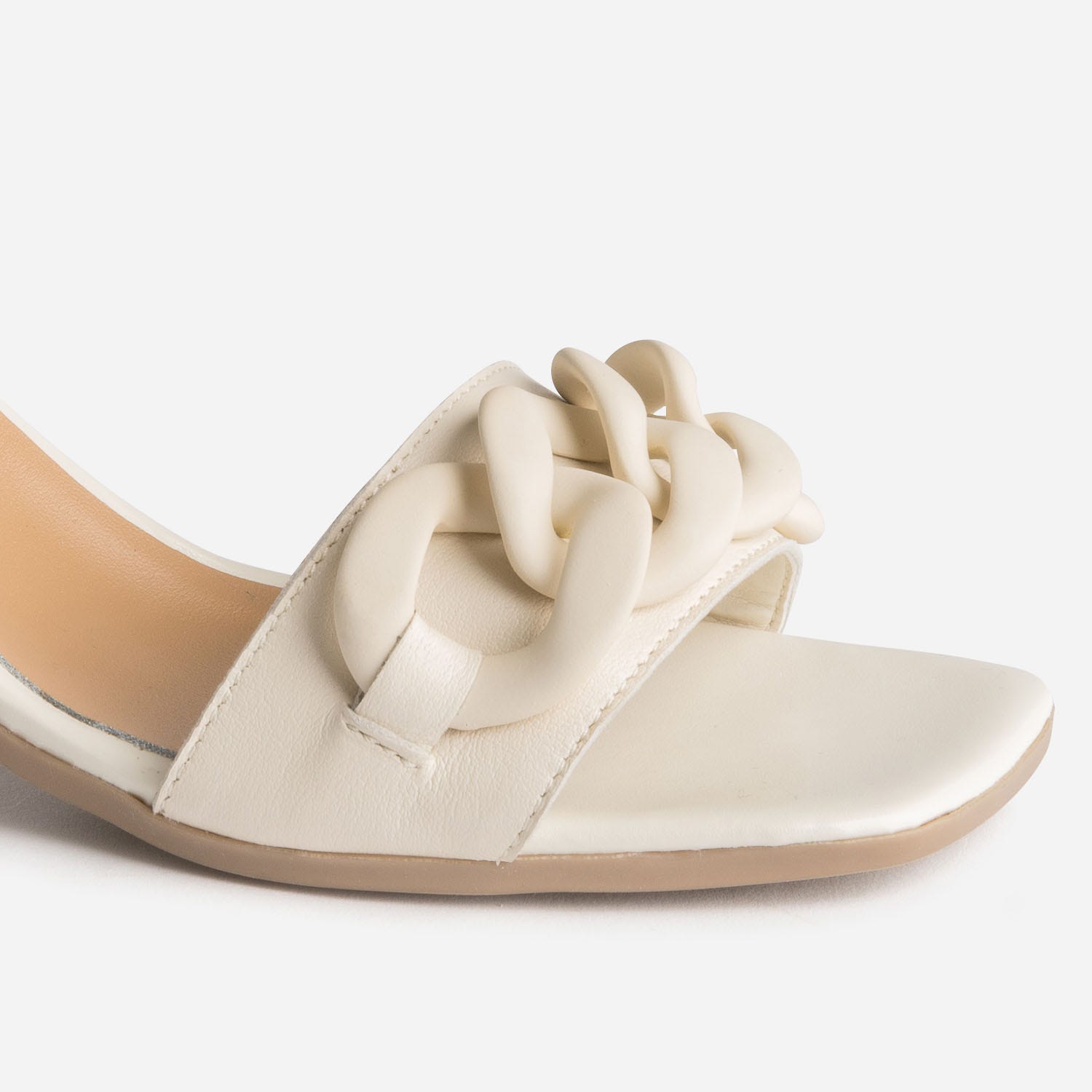 Sandale écrue en cuir avec maxi-chaîne écrue