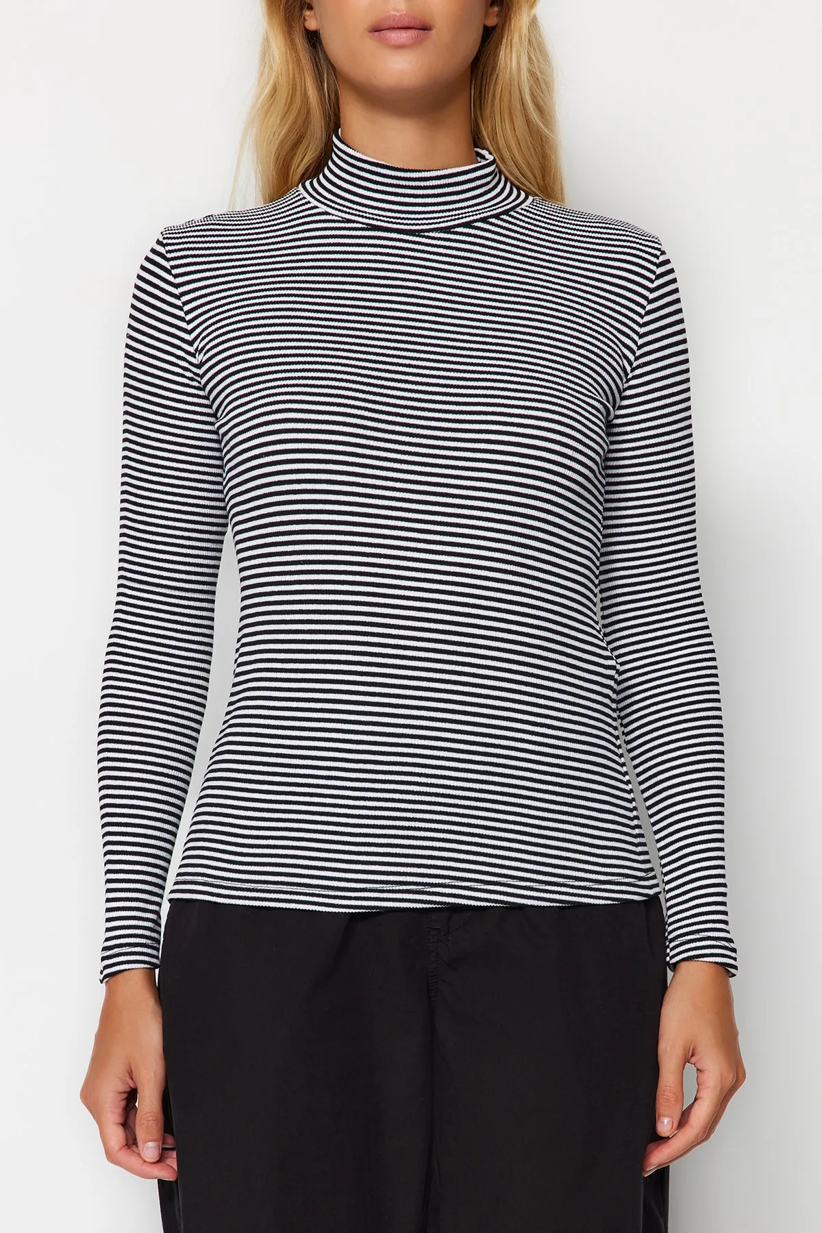 Trendyol Collection  Ecru-schwarz gestreifte, taillierte, langärmlige, gerippte, dehnbare Strickbluse mit hohem Kragen TWOAW21BZ0423