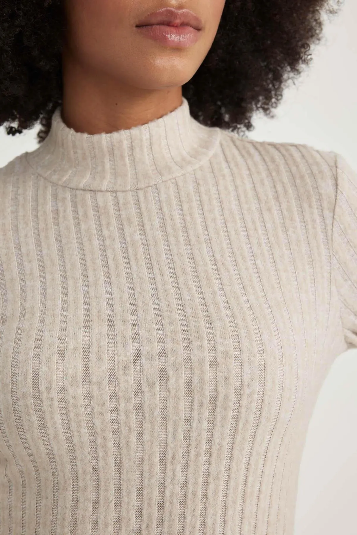 DeFacto  Figurbetontes Maxikleid mit halbem Rollkragen und langen Ärmeln B8602ax23wn