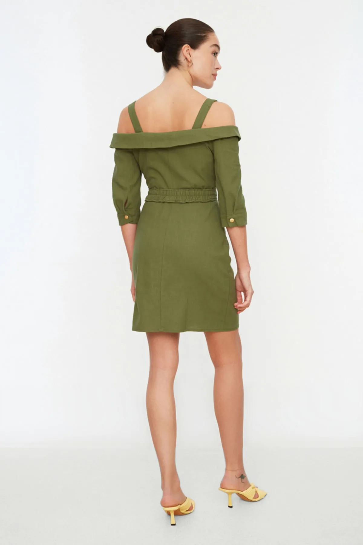 Trendyol Collection  Khakifarbenes, gewebtes Kleid mit Vogelaugenmuster und Gürtel TWOSS21EL1111