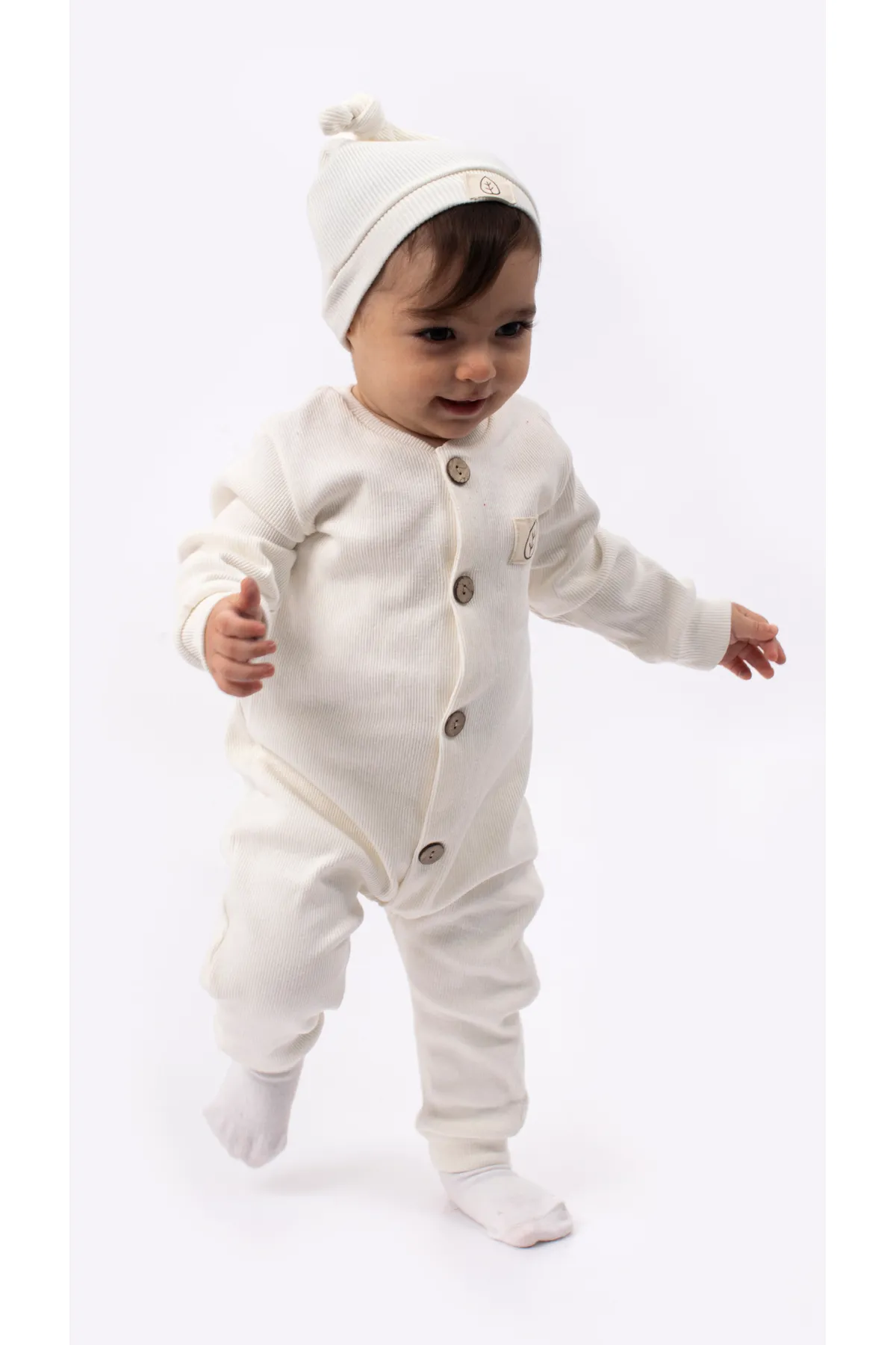 Bubito  Stylischer Unisex Baby-Overall mit Holzknopf und Mütze - weiß
