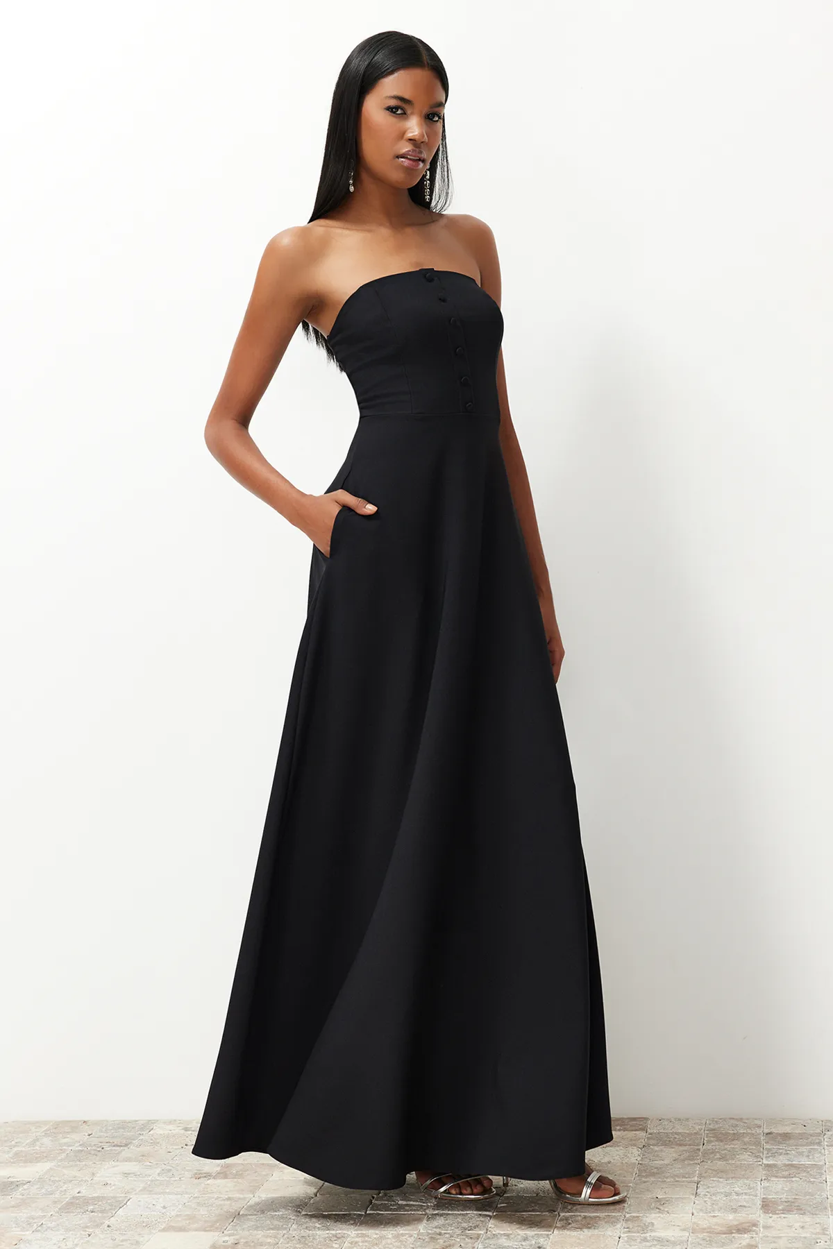 Trendyol Collection  Schwarzes, geknöpftes, langes Abendkleid aus Webstoff TPRSS24AE00095