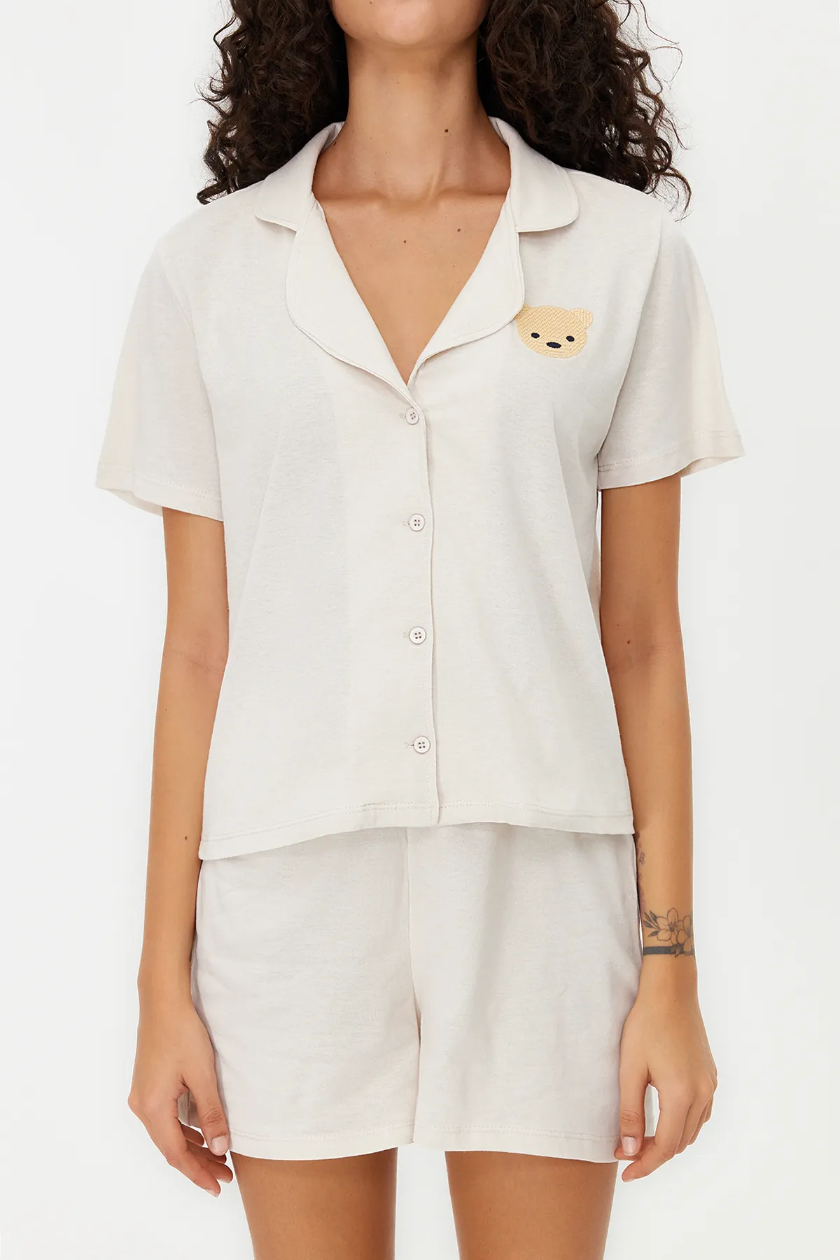 Trendyol Collection  Beiges Pyjama-Set aus Hemd und Shorts aus 100 % Baumwolle mit Teddybär-Stickerei THMSS23PT00012