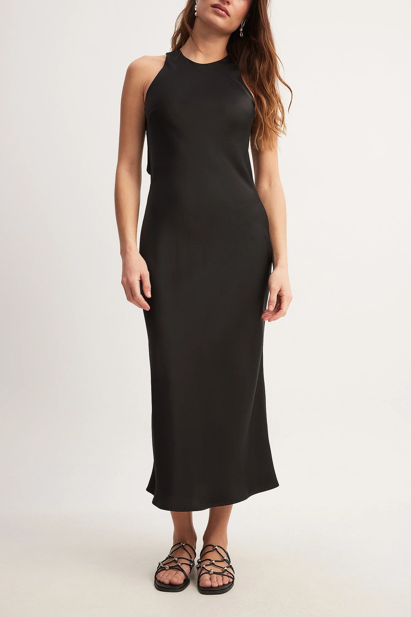Midikleid aus Satin mit offenem Rücken