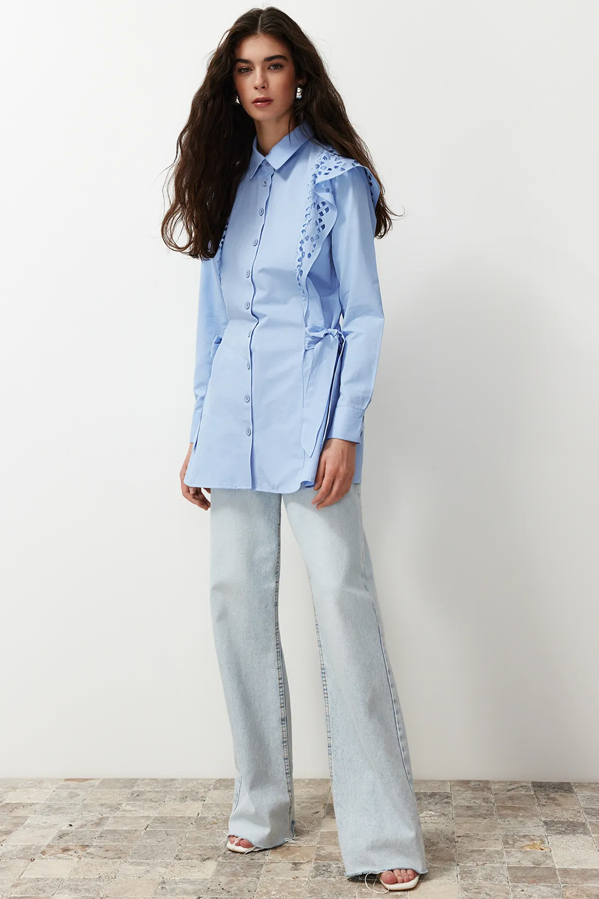 Trendyol Modest  Hellblaues besticktes Hemd aus gewebter Baumwolle TCTSS24TG00004