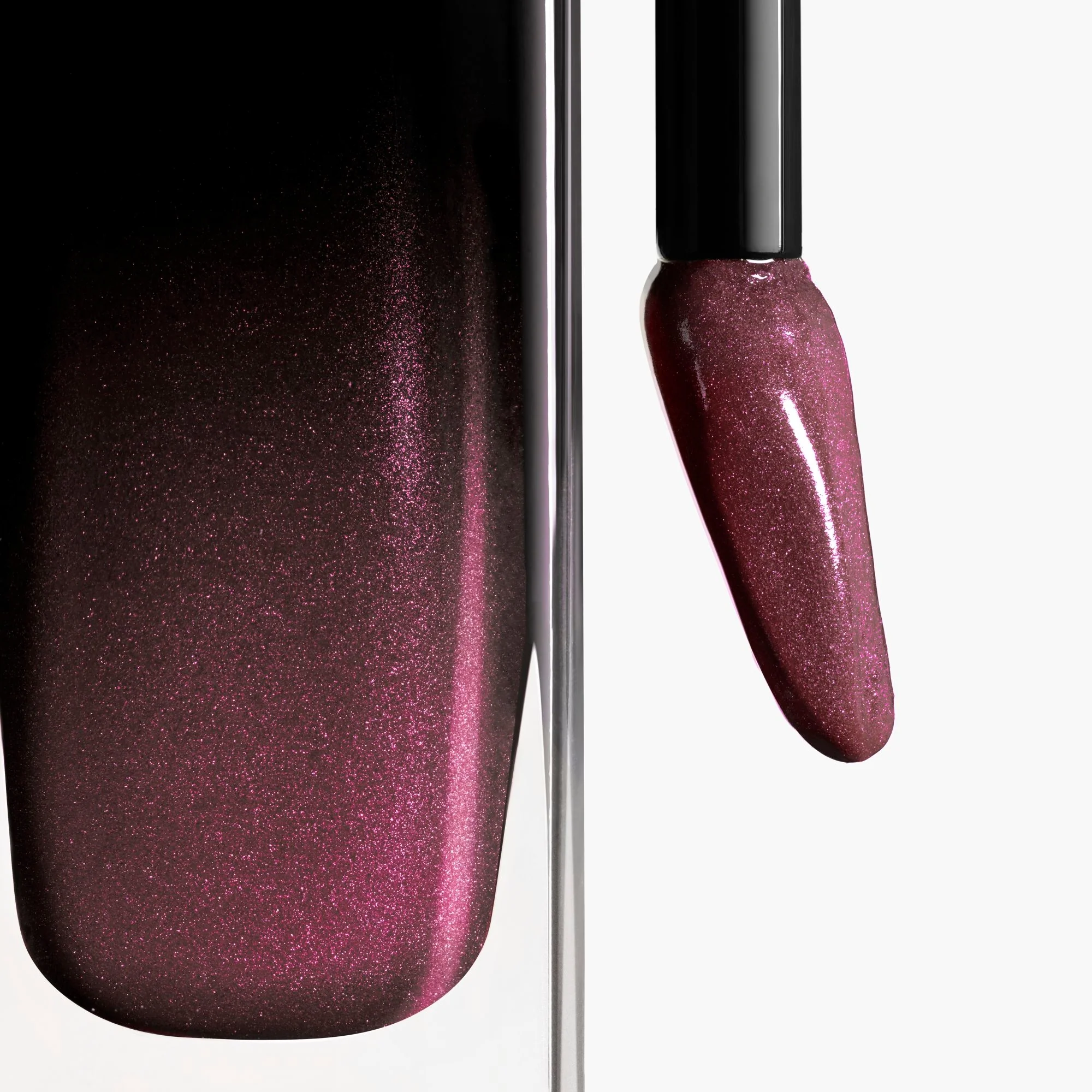 ROUGE ALLURE LAQUE - IL ROSSETTO FLUIDO BRILLANTE TENUTA ESTREMA