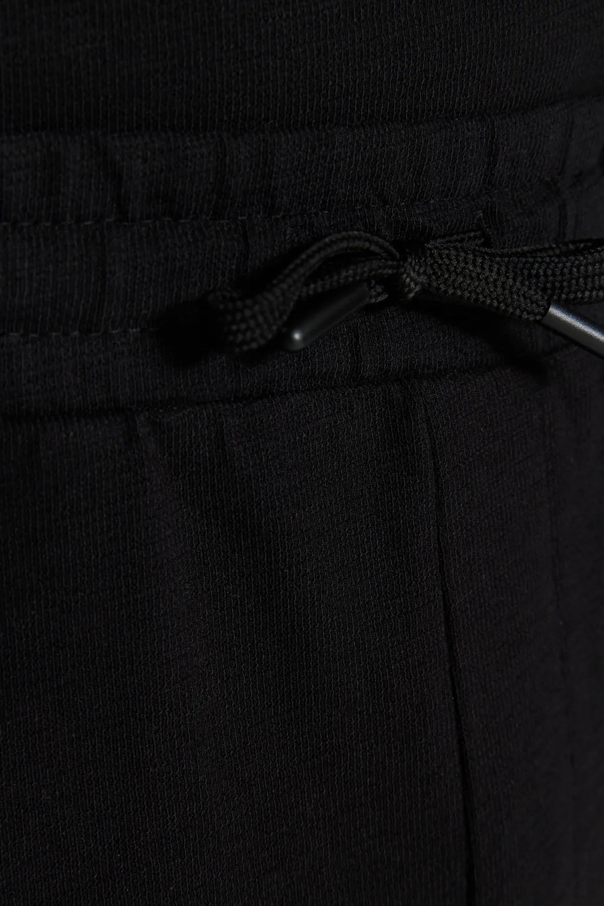 Trendyol Collection  Schwarze reguläre Shorts aus 100 % Baumwolle mit Struktur in limitierter Auflage TMNSS23SR00035