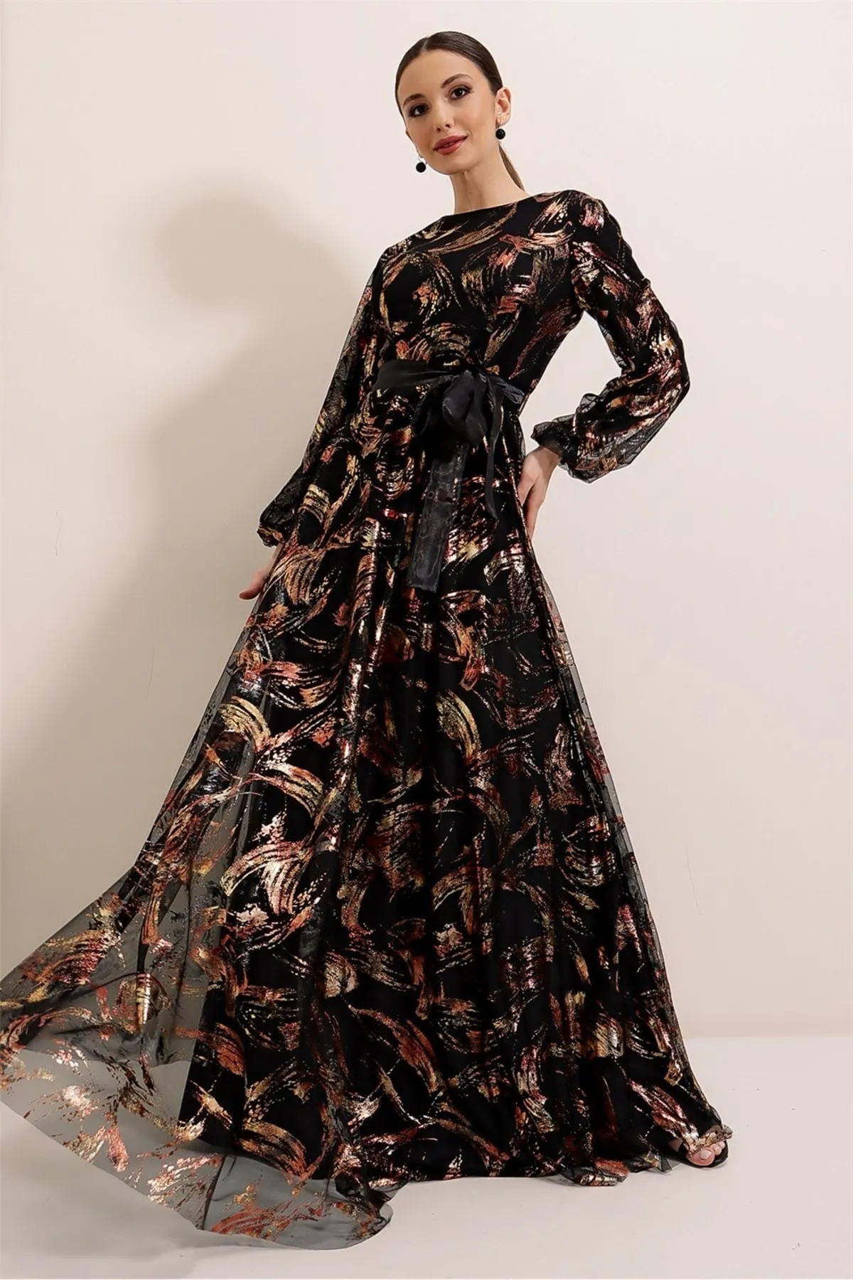 By Saygı  Vergoldetes langes Kleid mit Gürtel und Taillenfutter in Schwarz-Bronze