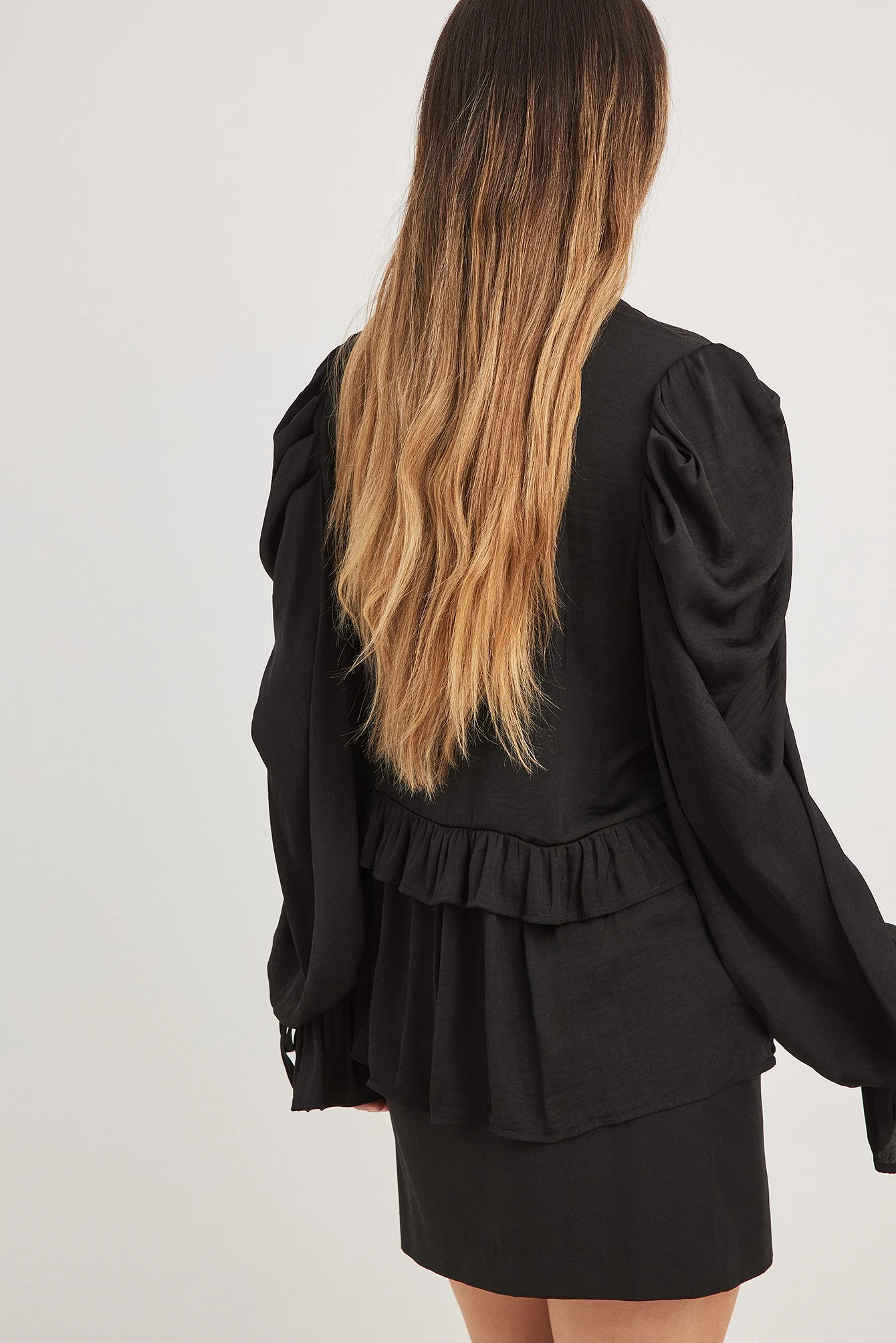 Strukturierte Bluse mit Rüschendetail und gebundenen Ärmeln