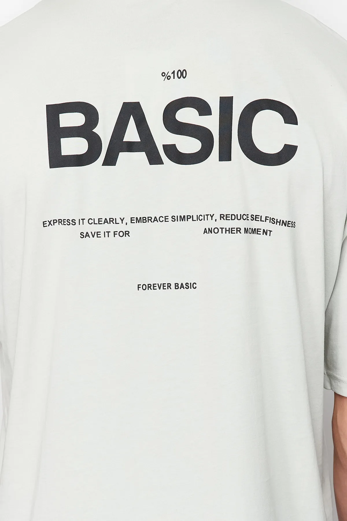 Trendyol Collection  Graues übergroßes Strick-T-Shirt mit Rundhalsausschnitt und Slogan TMNSS23TS00263