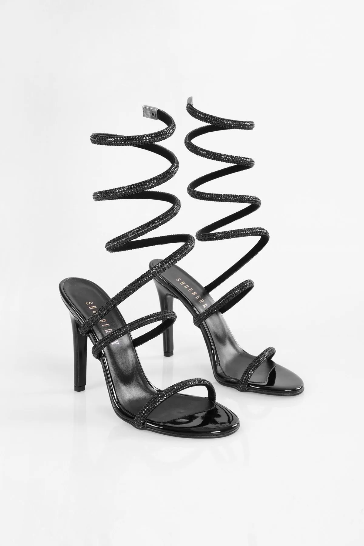Shoeberry  Damenschuhe mit Knöchelriemen und verspiegeltem Absatz in leuchtendem Schwarz