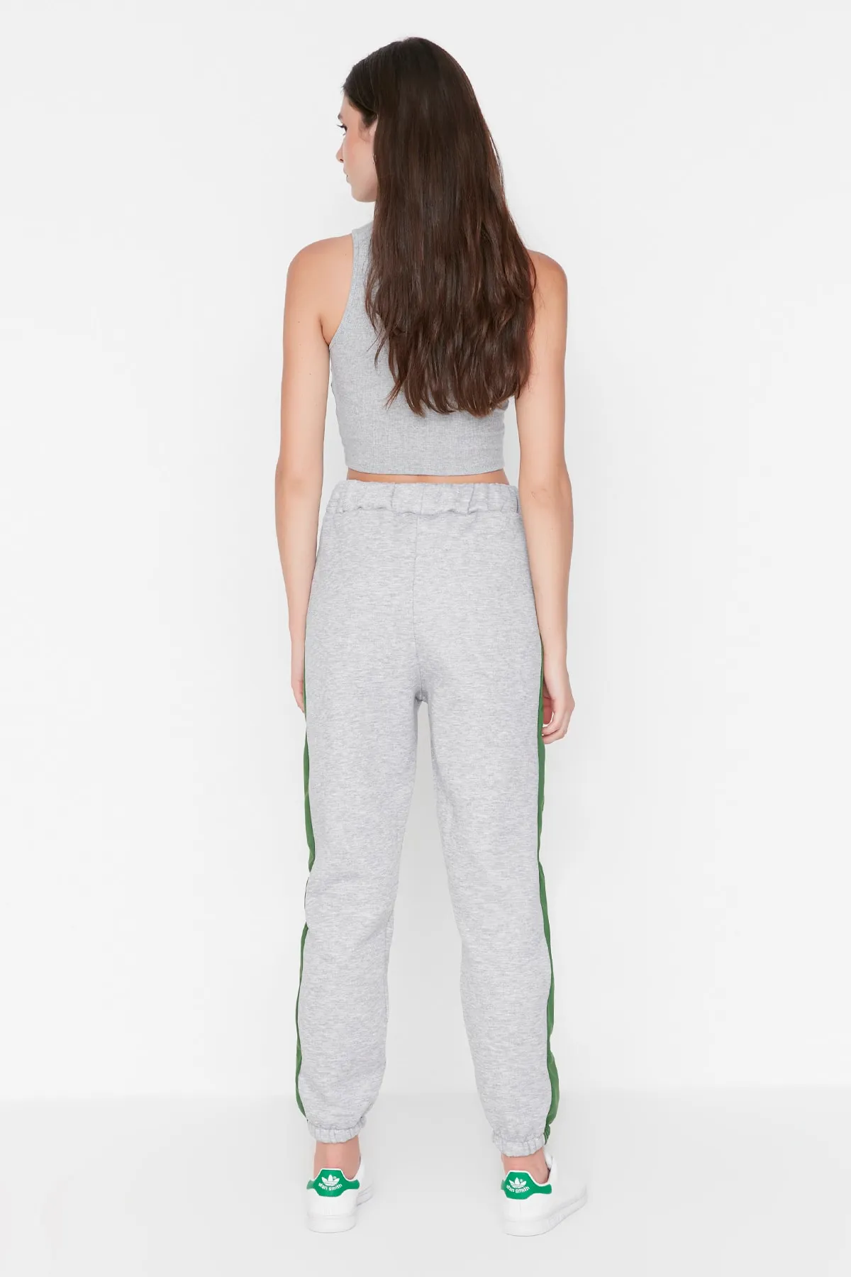 Trendyol Collection  Graue Jogginghose aus dickem Fleece mit Streifendetails und erhabener Innenseite TWOAW23EA00048