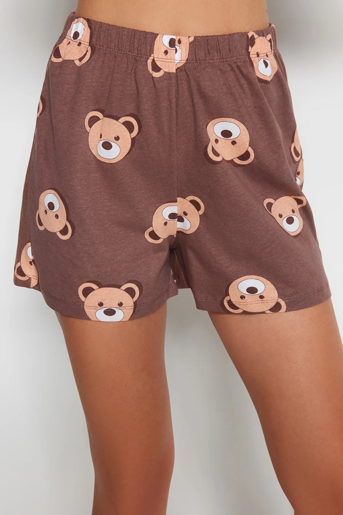 Trendyol Collection  Braunes, gestricktes Pyjama-Set mit T-Shirt und Shorts aus 100 % Baumwolle mit Teddybär-Muster THMSS23PT00005