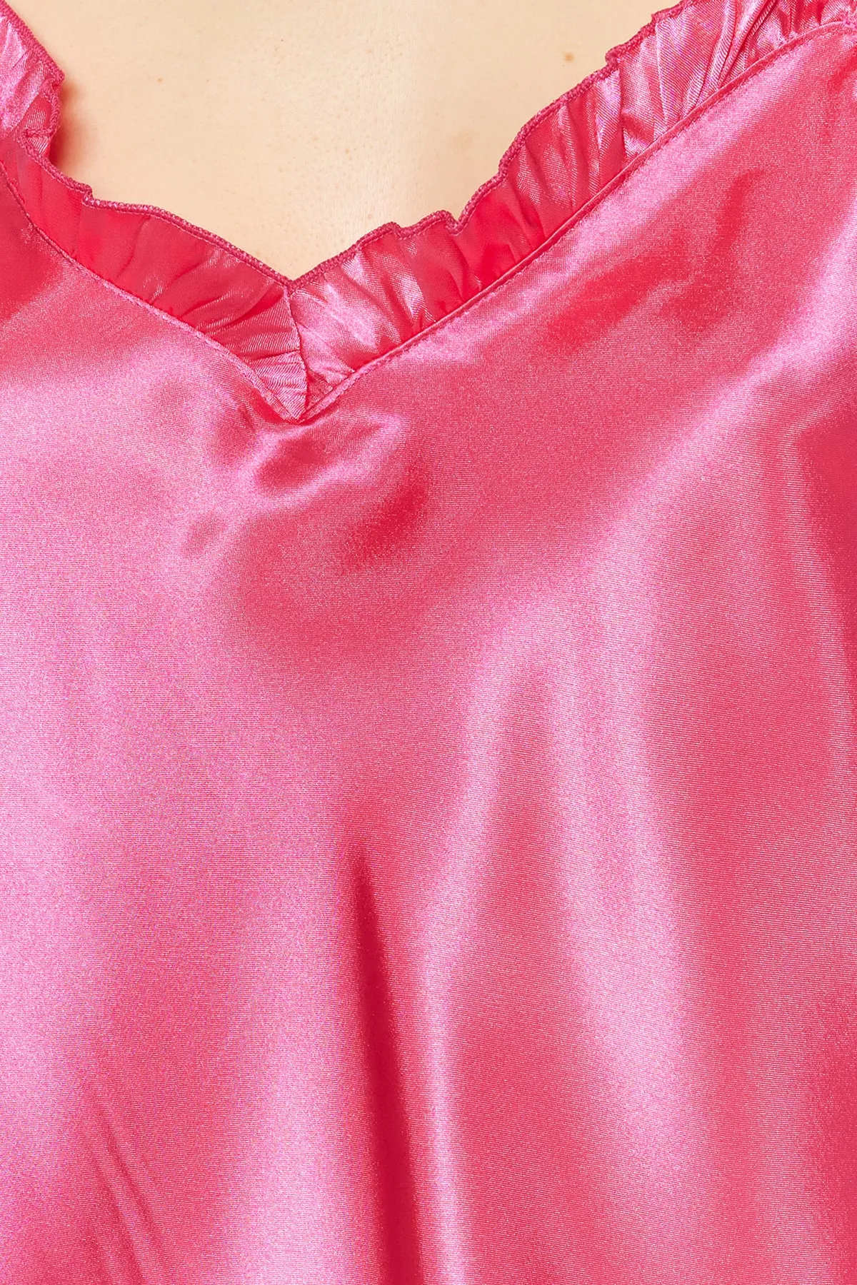 Trendyol Collection  Fuchsia Pyjama-Set aus gewebtem Satin mit Rüschen und Seilträgern THMSS22PT0274