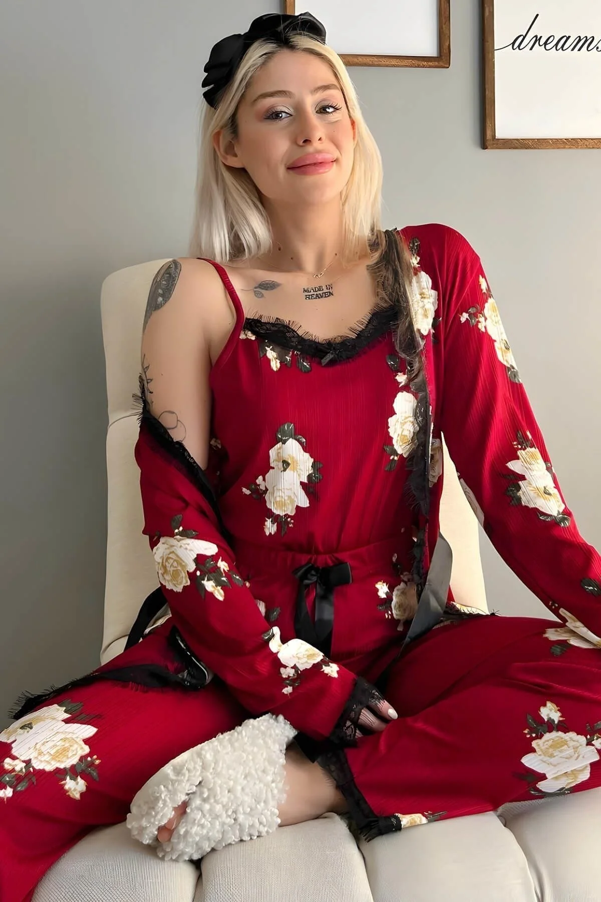 Pijamaevi  Burgunderfarbenes Pegasus-Pyjama-Set mit Blumenmuster und Morgenmantel