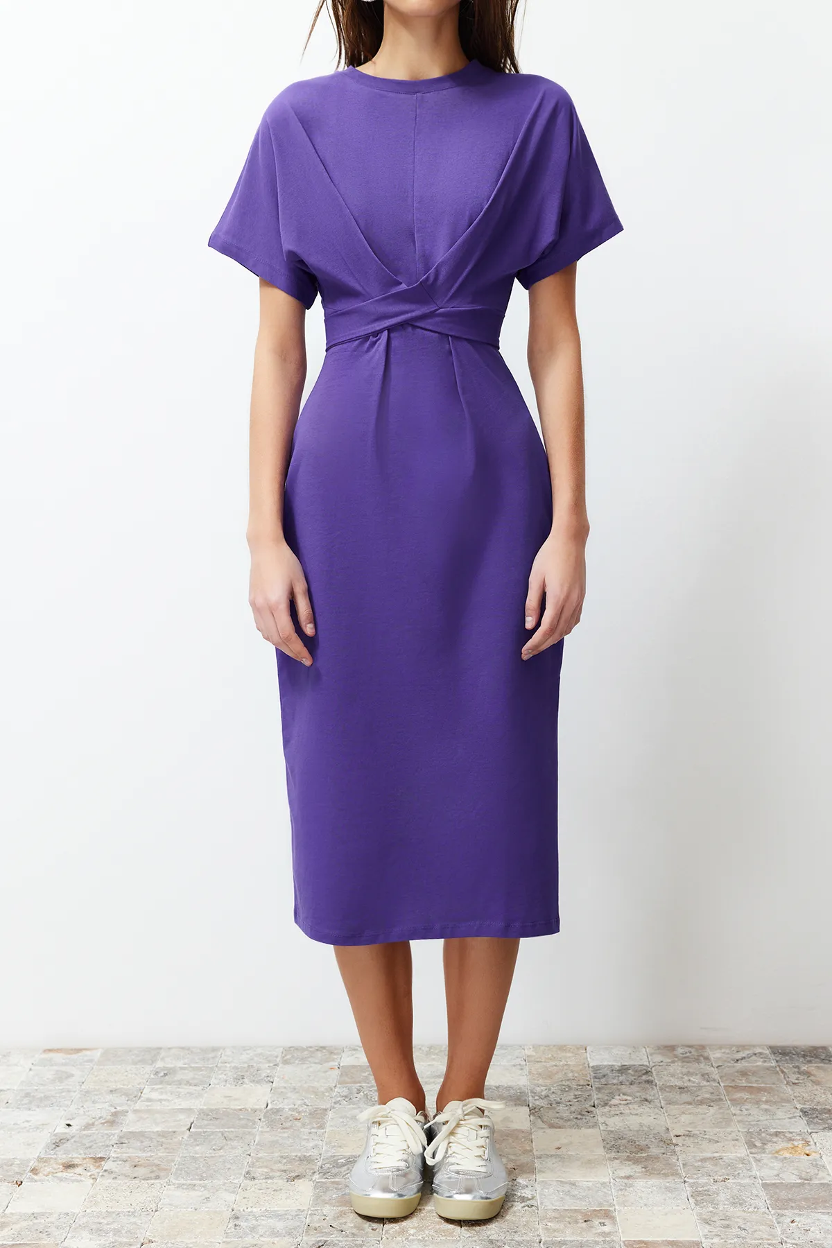 Trendyol Collection  Lilafarbenes, taillenbetontes Midi-Bleistiftkleid aus 100 % Baumwolle mit Schlitz und Bindedetail TWOSS21EL0404