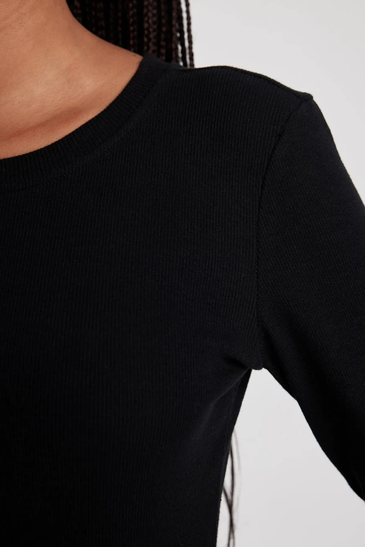DeFacto  Figurbetontes, geripptes Camisole-Midikleid mit Rundhalsausschnitt und langen Ärmeln B2465ax23au