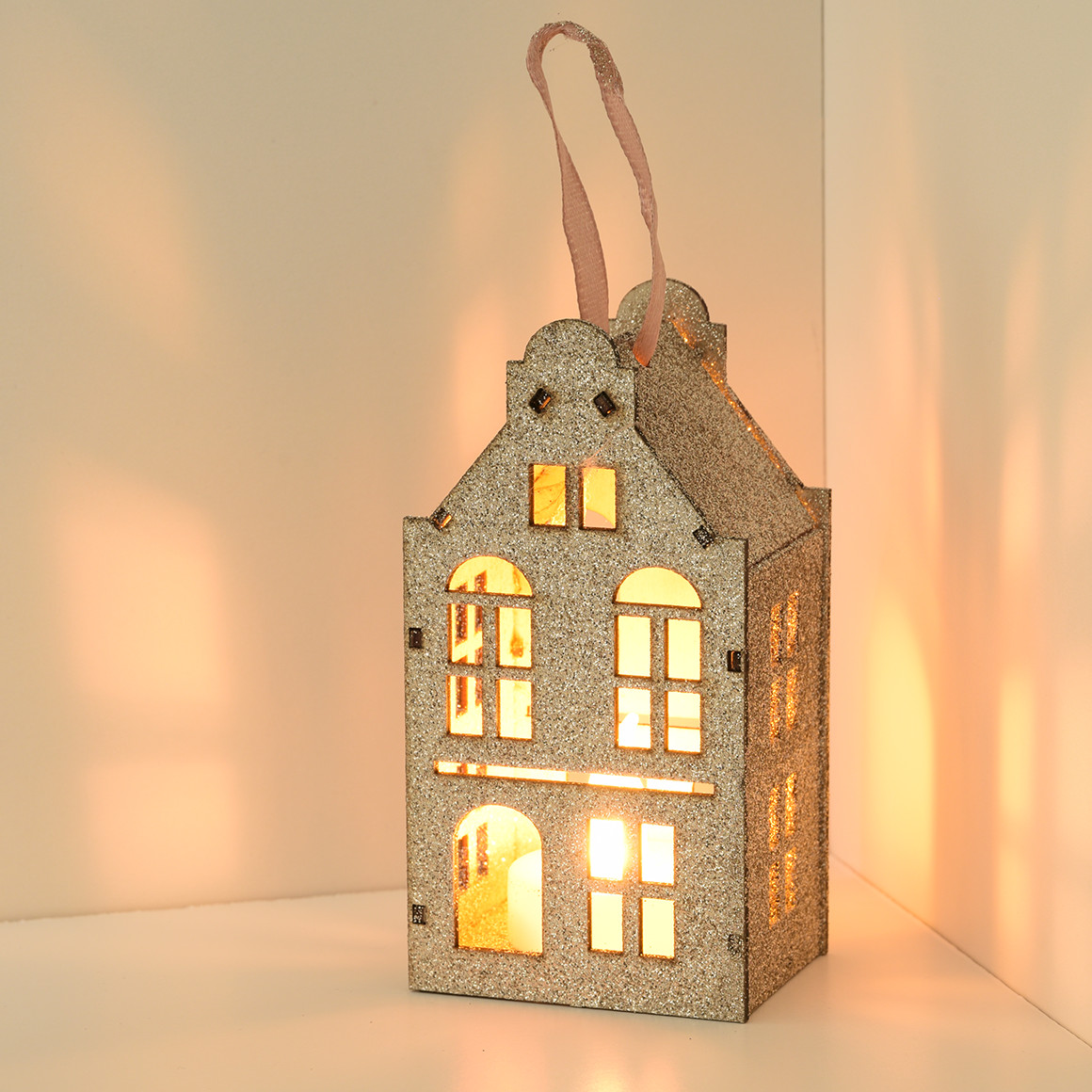 Dekohaus mit LED-Kerze