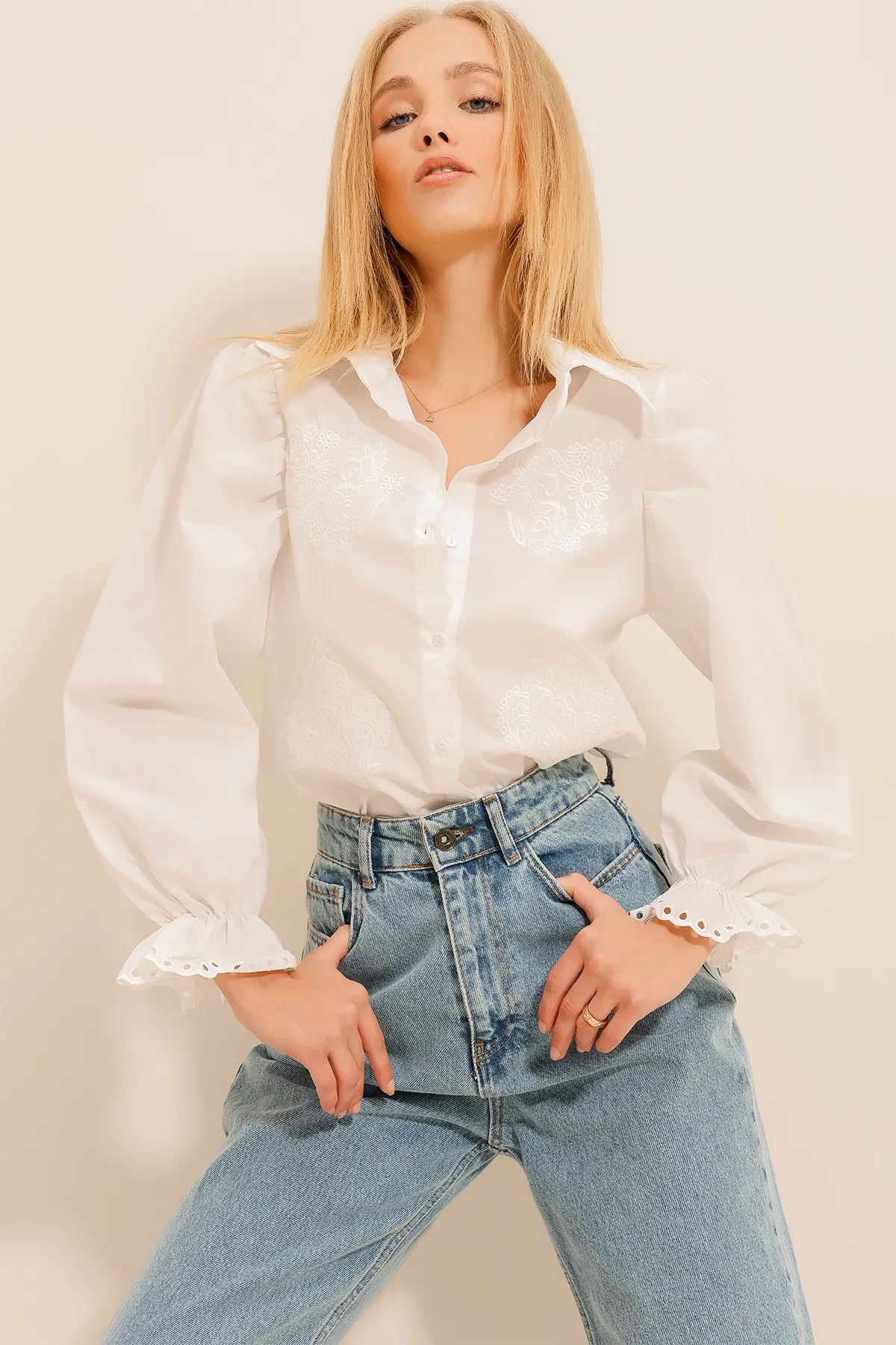 Trend Alaçatı Stili  Weißes, gewebtes Hemd mit Guipure-Stickerei und Prinzessinnenärmeln für Damen ALC-X7829